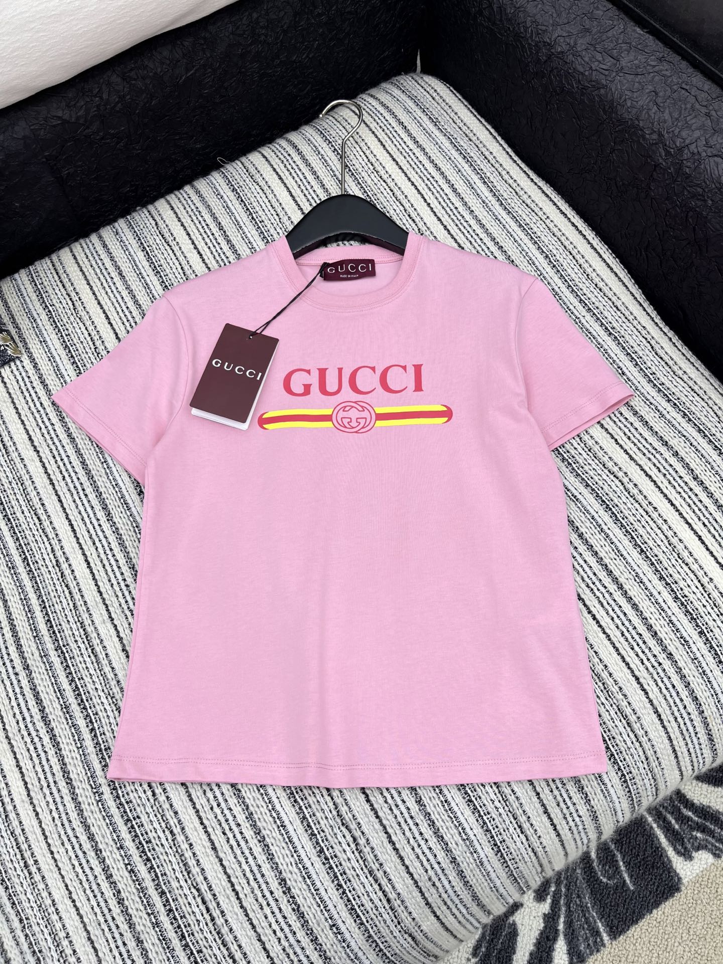 🛒𝐍𝐄𝐖 · 𝟐𝟎𝟐5/爆款现货

原单品质 Gucc*｜25限定系列新品印花短袖T恤
精致版型上身巨显
