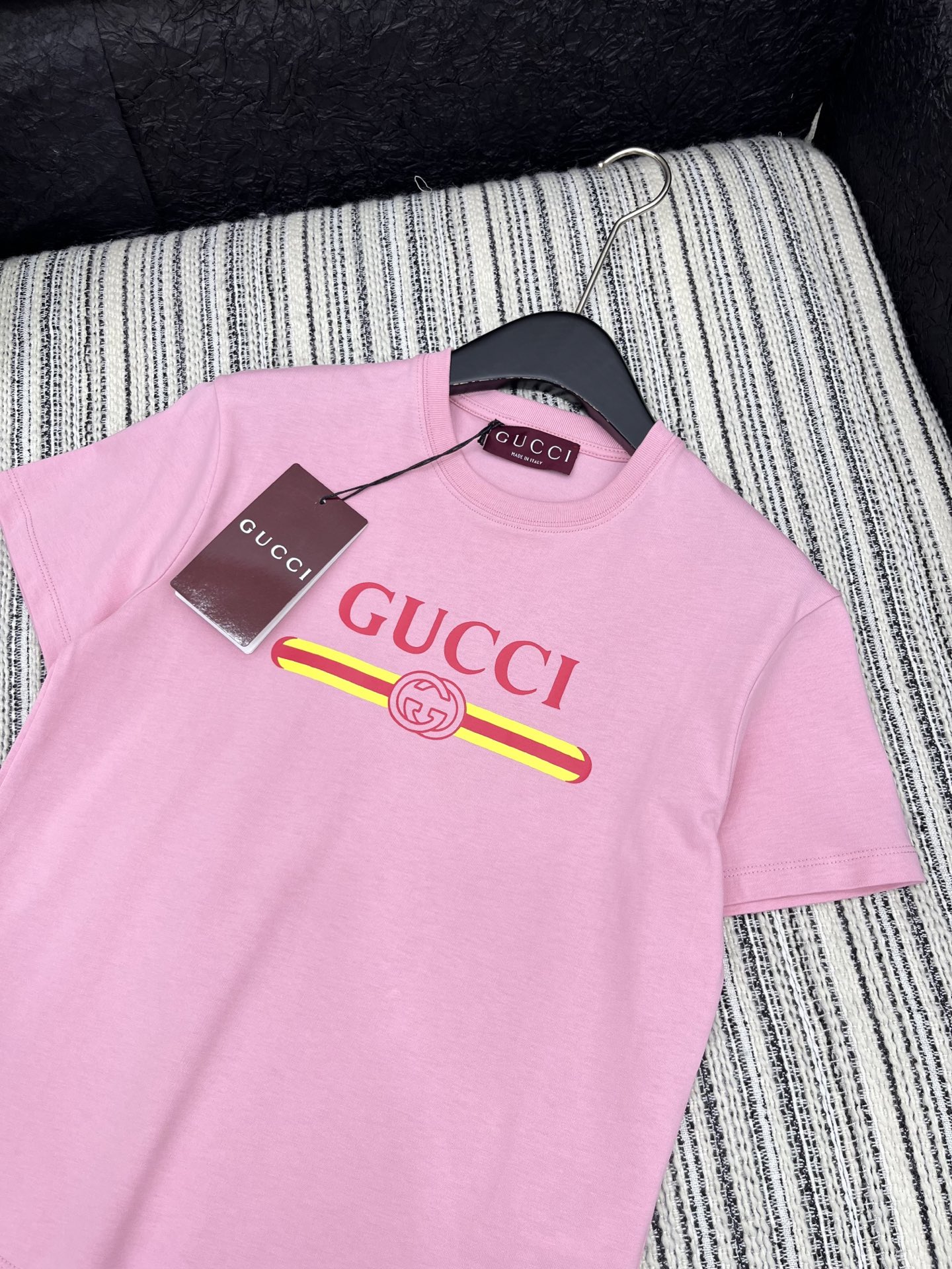 🛒𝐍𝐄𝐖 · 𝟐𝟎𝟐5/爆款现货

原单品质 Gucc*｜25限定系列新品印花短袖T恤
精致版型上身巨显