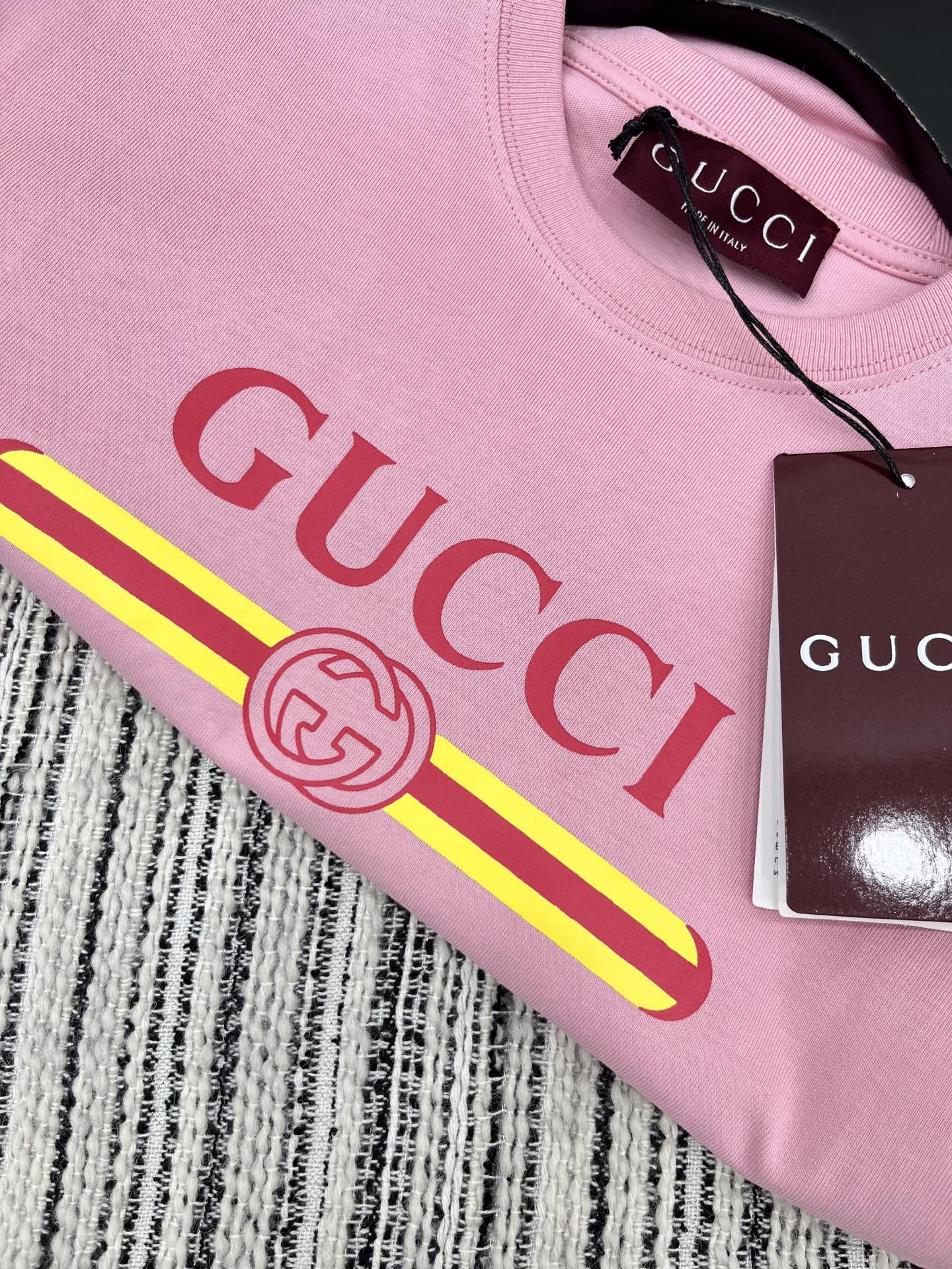 🛒𝐍𝐄𝐖 · 𝟐𝟎𝟐5/爆款现货

原单品质 Gucc*｜25限定系列新品印花短袖T恤
精致版型上身巨显