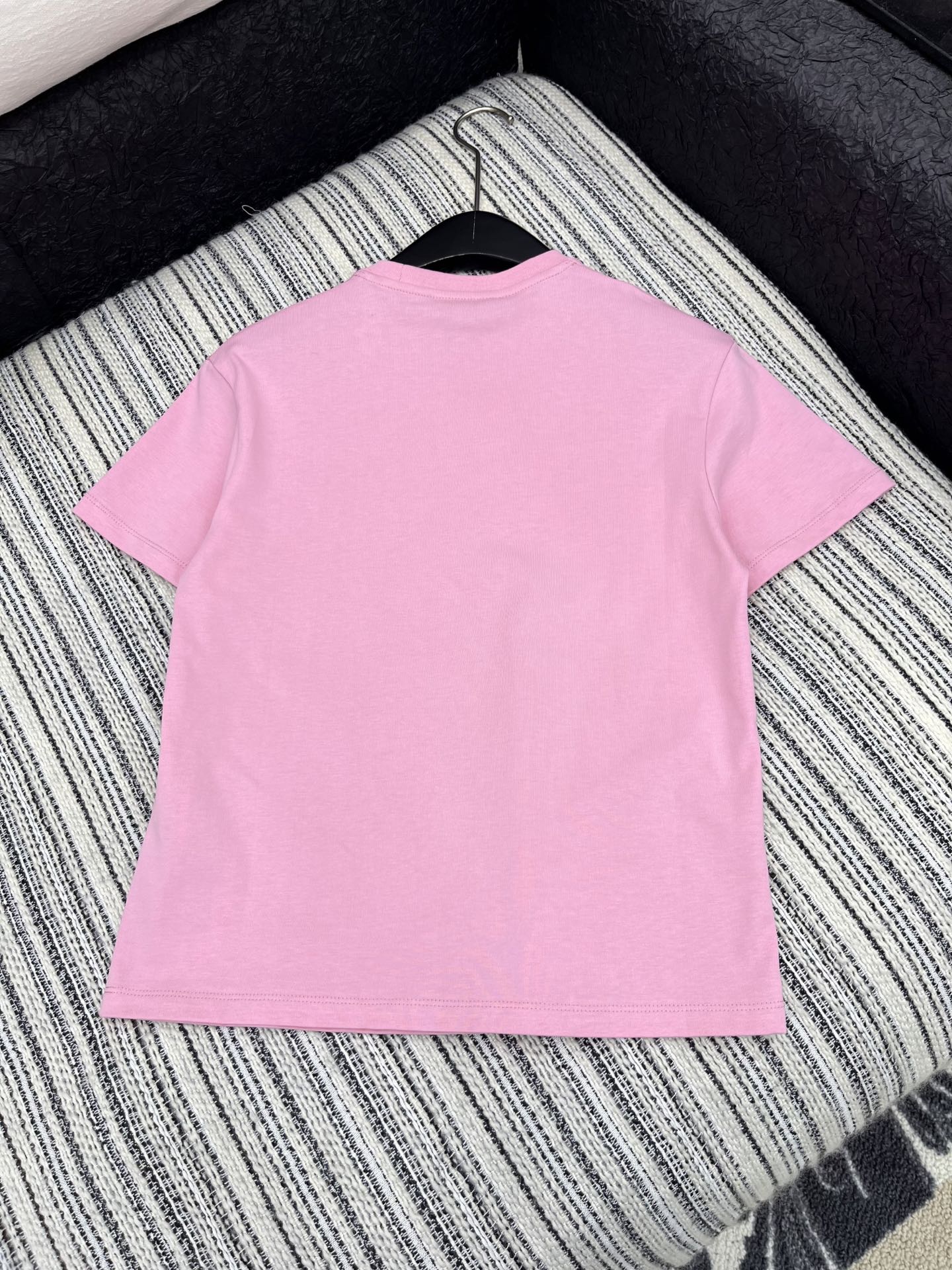 🛒𝐍𝐄𝐖 · 𝟐𝟎𝟐5/爆款现货

原单品质 Gucc*｜25限定系列新品印花短袖T恤
精致版型上身巨显