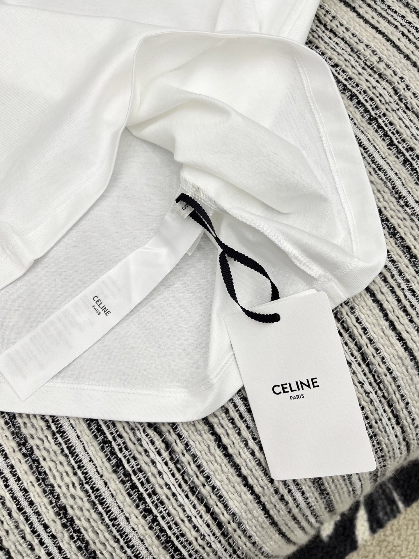 🛒𝐍𝐄𝐖 · 𝟐𝟎𝟐5/爆款现货

原单品质  Celin*｜2025夏季圆领刺绣短袖𝑇𝑒𝑒
定制YB斜