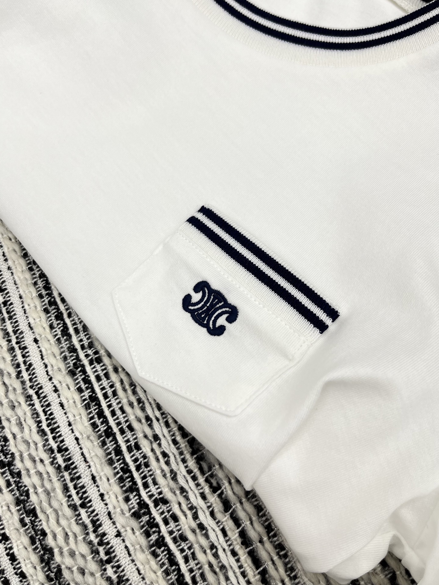 🛒𝐍𝐄𝐖 · 𝟐𝟎𝟐5/爆款现货

原单品质  Celin*｜2025夏季圆领刺绣短袖𝑇𝑒𝑒
定制YB斜