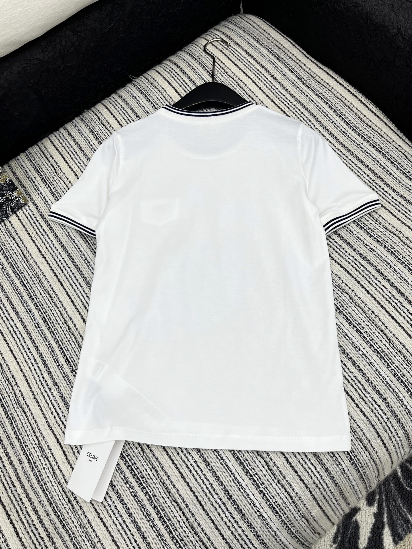 🛒𝐍𝐄𝐖 · 𝟐𝟎𝟐5/爆款现货

原单品质  Celin*｜2025夏季圆领刺绣短袖𝑇𝑒𝑒
定制YB斜