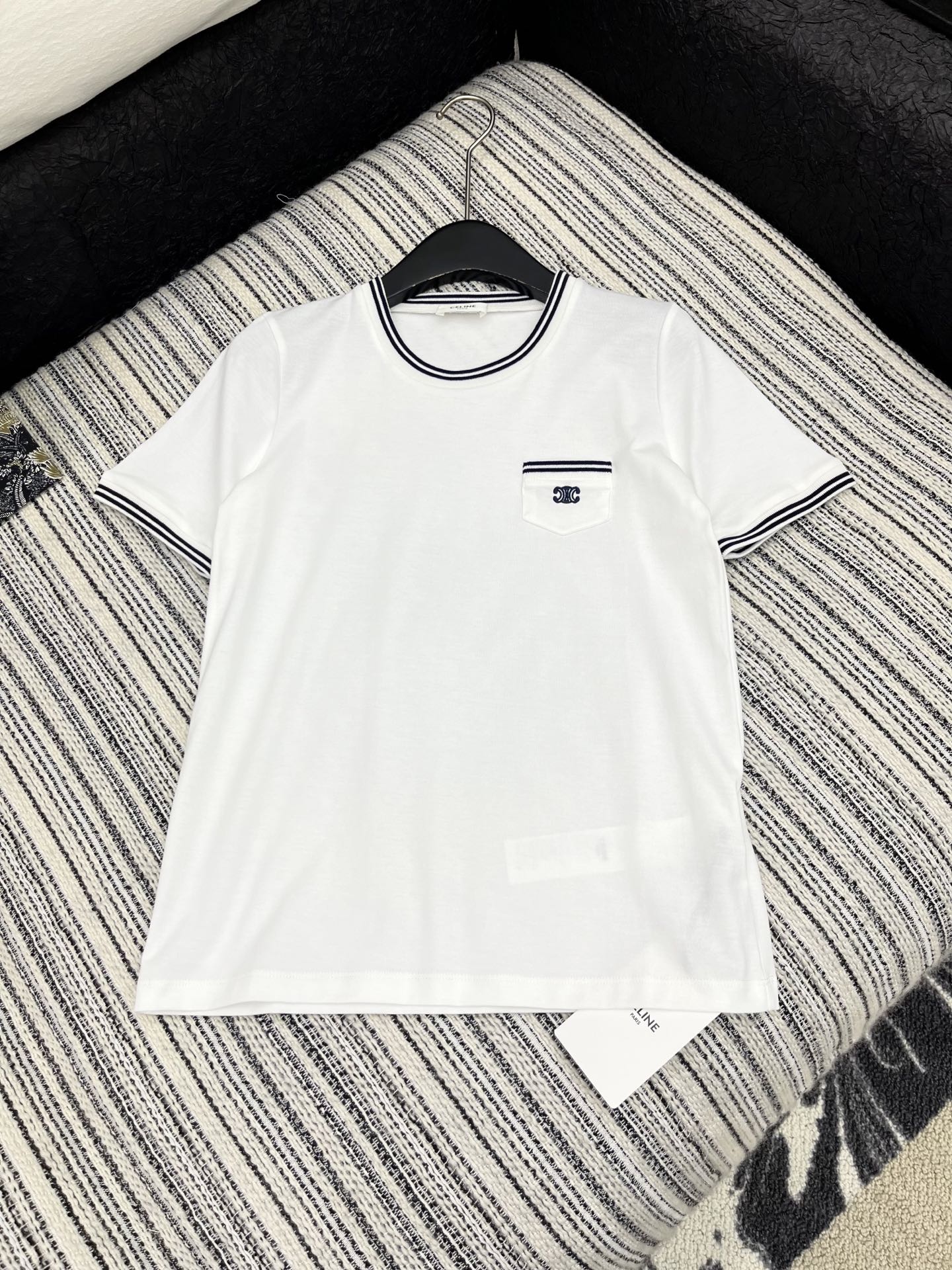 🛒𝐍𝐄𝐖 · 𝟐𝟎𝟐5/爆款现货

原单品质  Celin*｜2025夏季圆领刺绣短袖𝑇𝑒𝑒
定制YB斜