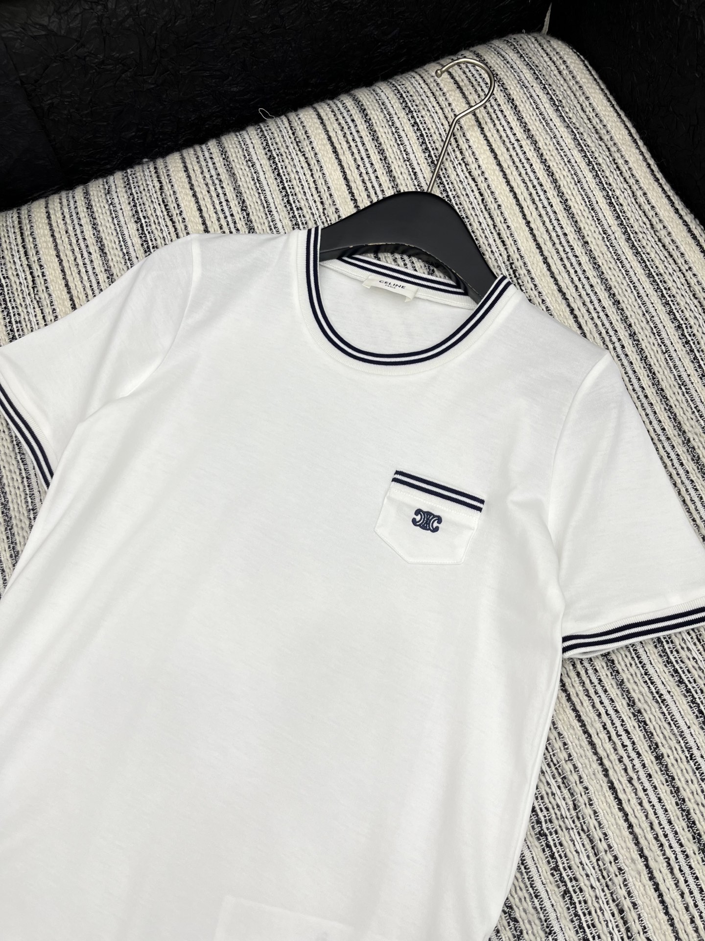 🛒𝐍𝐄𝐖 · 𝟐𝟎𝟐5/爆款现货

原单品质  Celin*｜2025夏季圆领刺绣短袖𝑇𝑒𝑒
定制YB斜