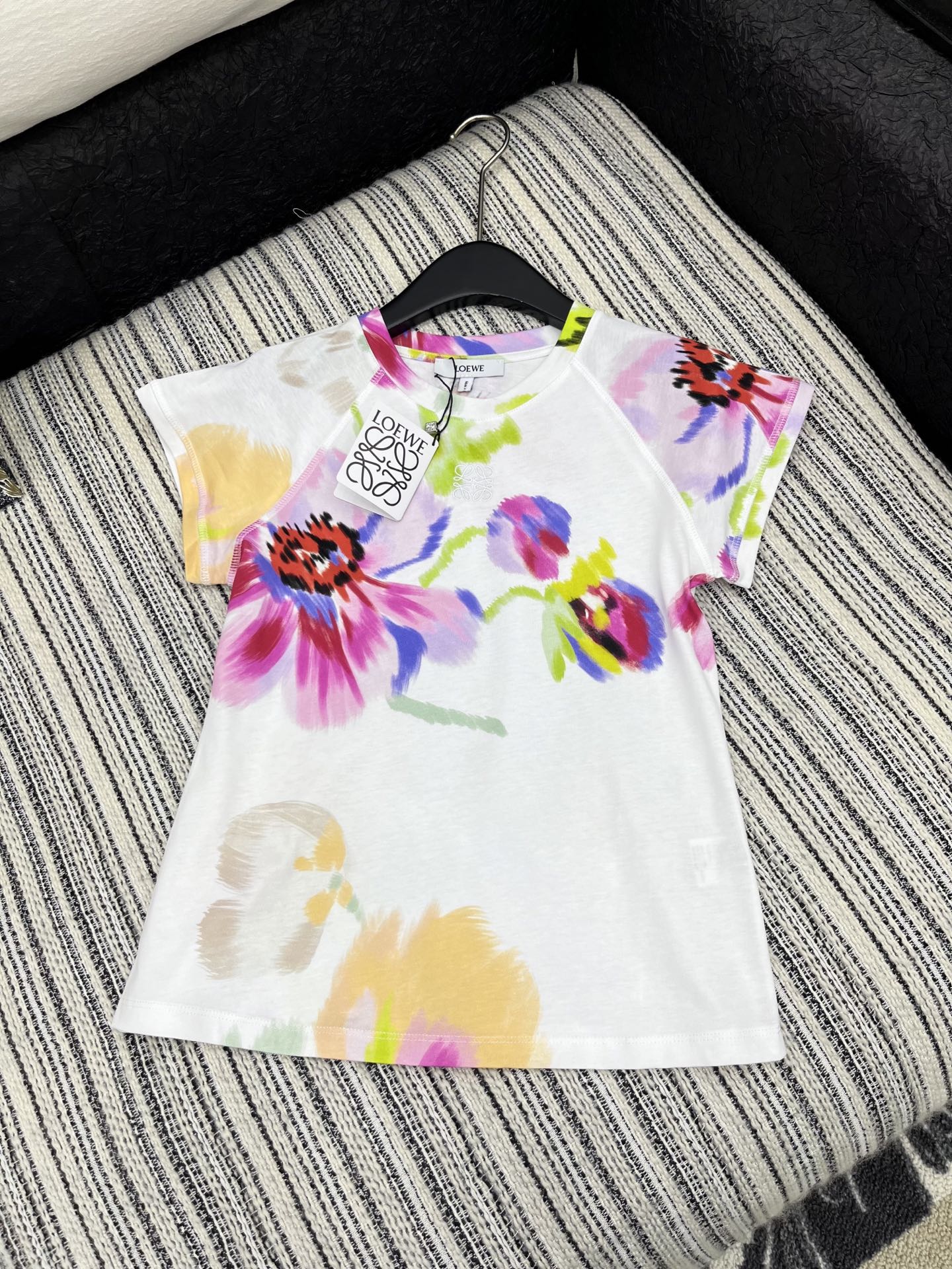 🛒𝐍𝐄𝐖 · 𝟐𝟎𝟐5/爆款现货

原单品质  Loe*｜25新品印花短袖T恤
精致常规版型上身巨显瘦！