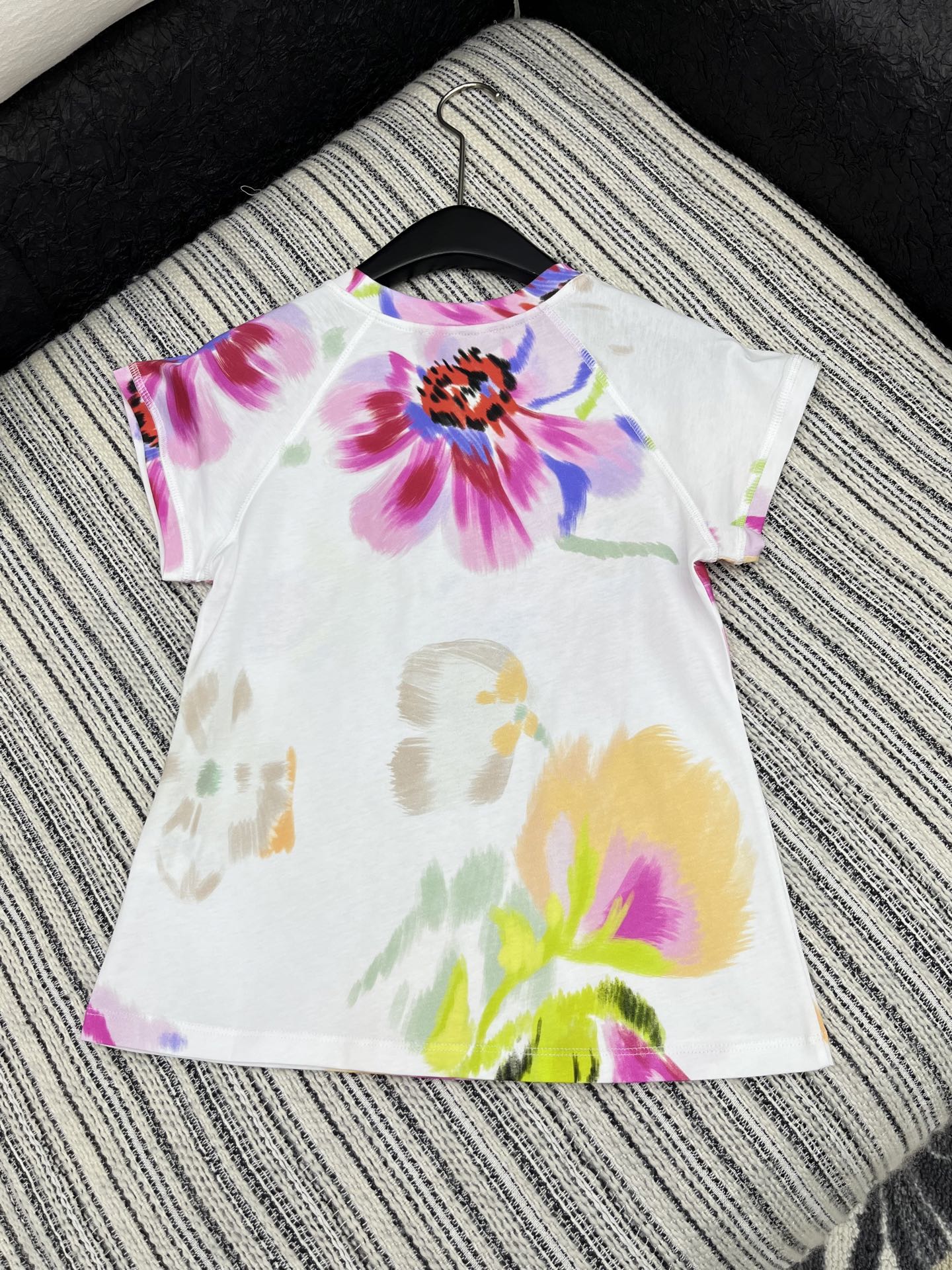 🛒𝐍𝐄𝐖 · 𝟐𝟎𝟐5/爆款现货

原单品质  Loe*｜25新品印花短袖T恤
精致常规版型上身巨显瘦！