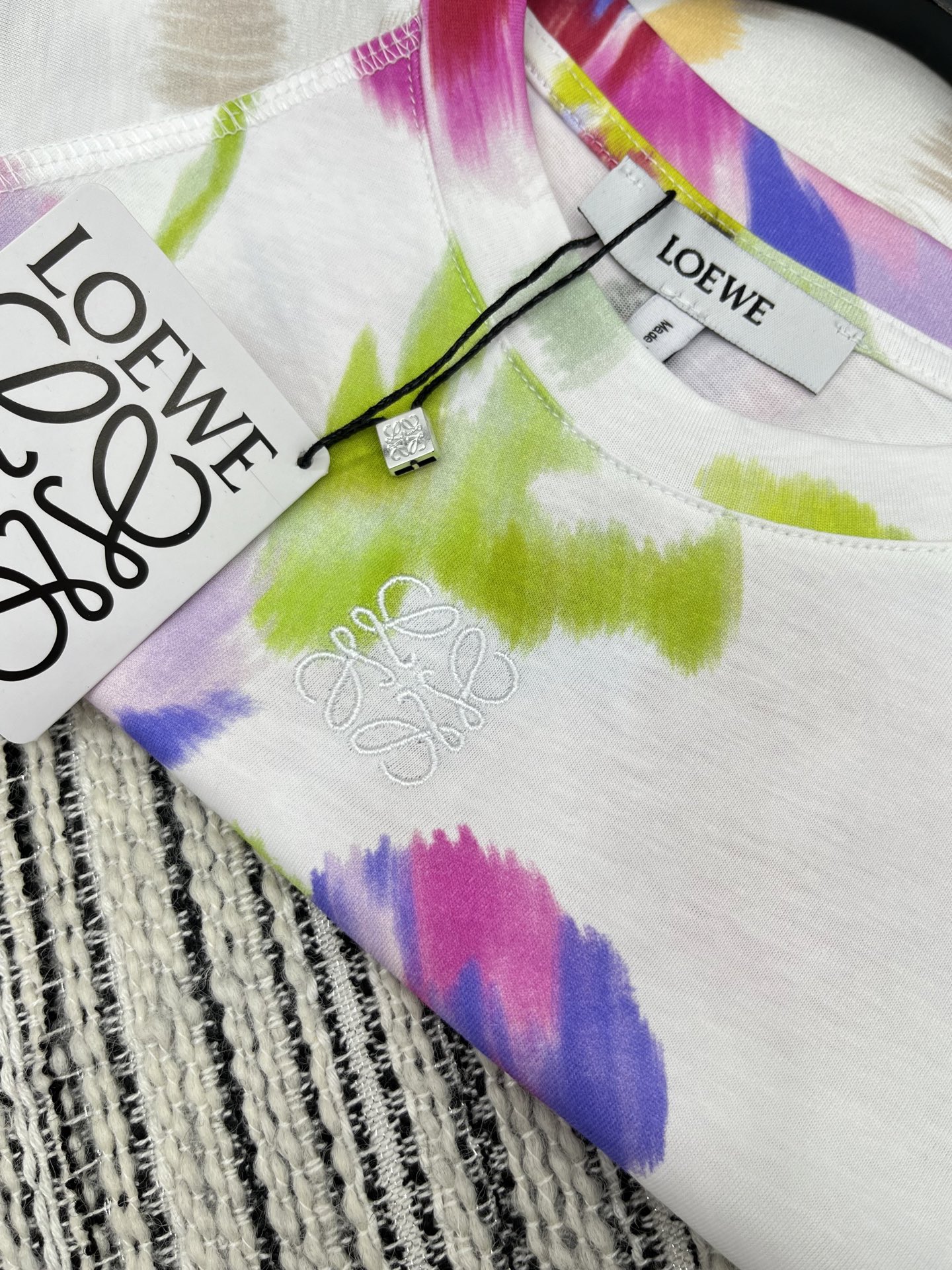 🛒𝐍𝐄𝐖 · 𝟐𝟎𝟐5/爆款现货

原单品质  Loe*｜25新品印花短袖T恤
精致常规版型上身巨显瘦！