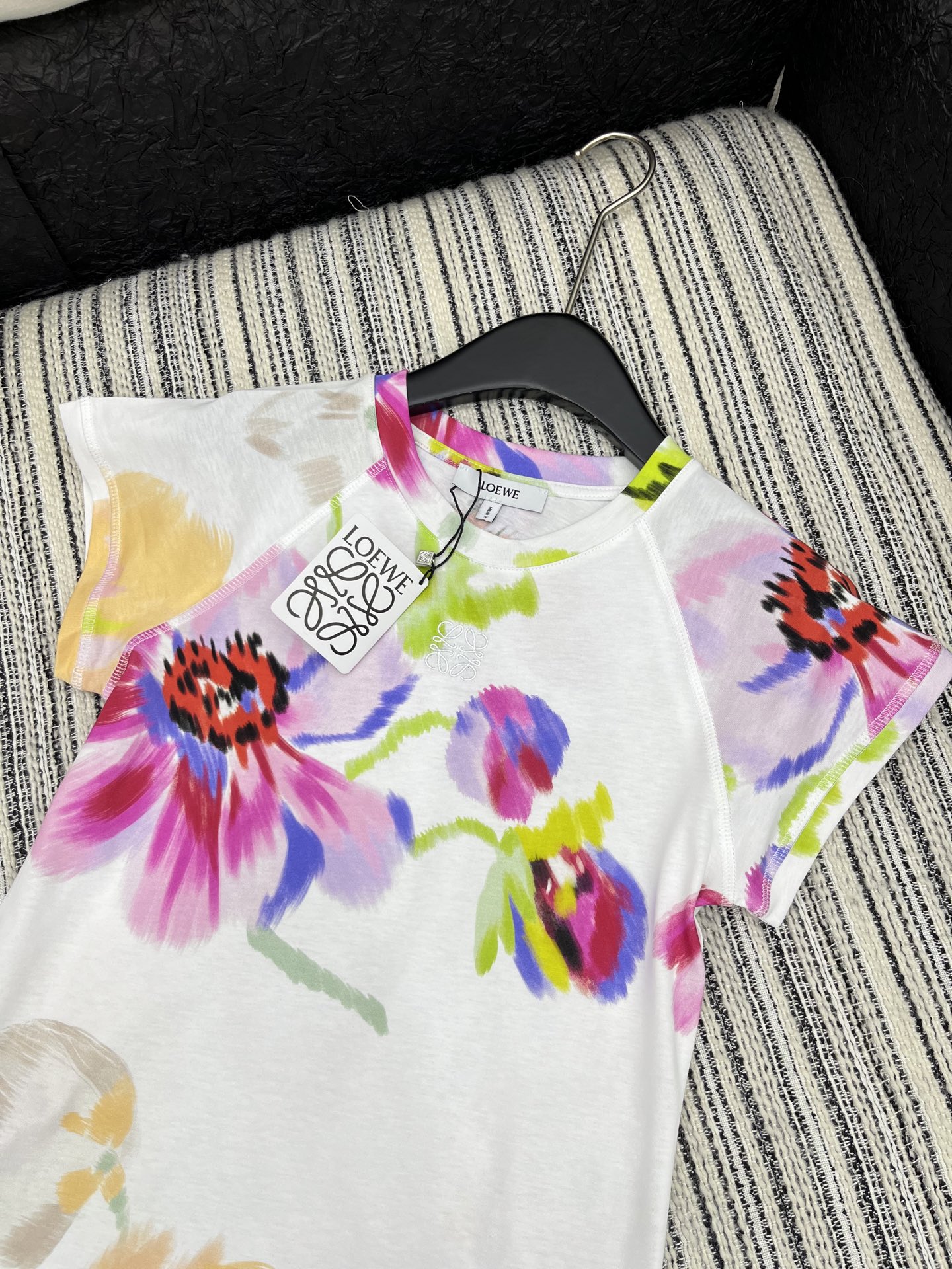 🛒𝐍𝐄𝐖 · 𝟐𝟎𝟐5/爆款现货

原单品质  Loe*｜25新品印花短袖T恤
精致常规版型上身巨显瘦！