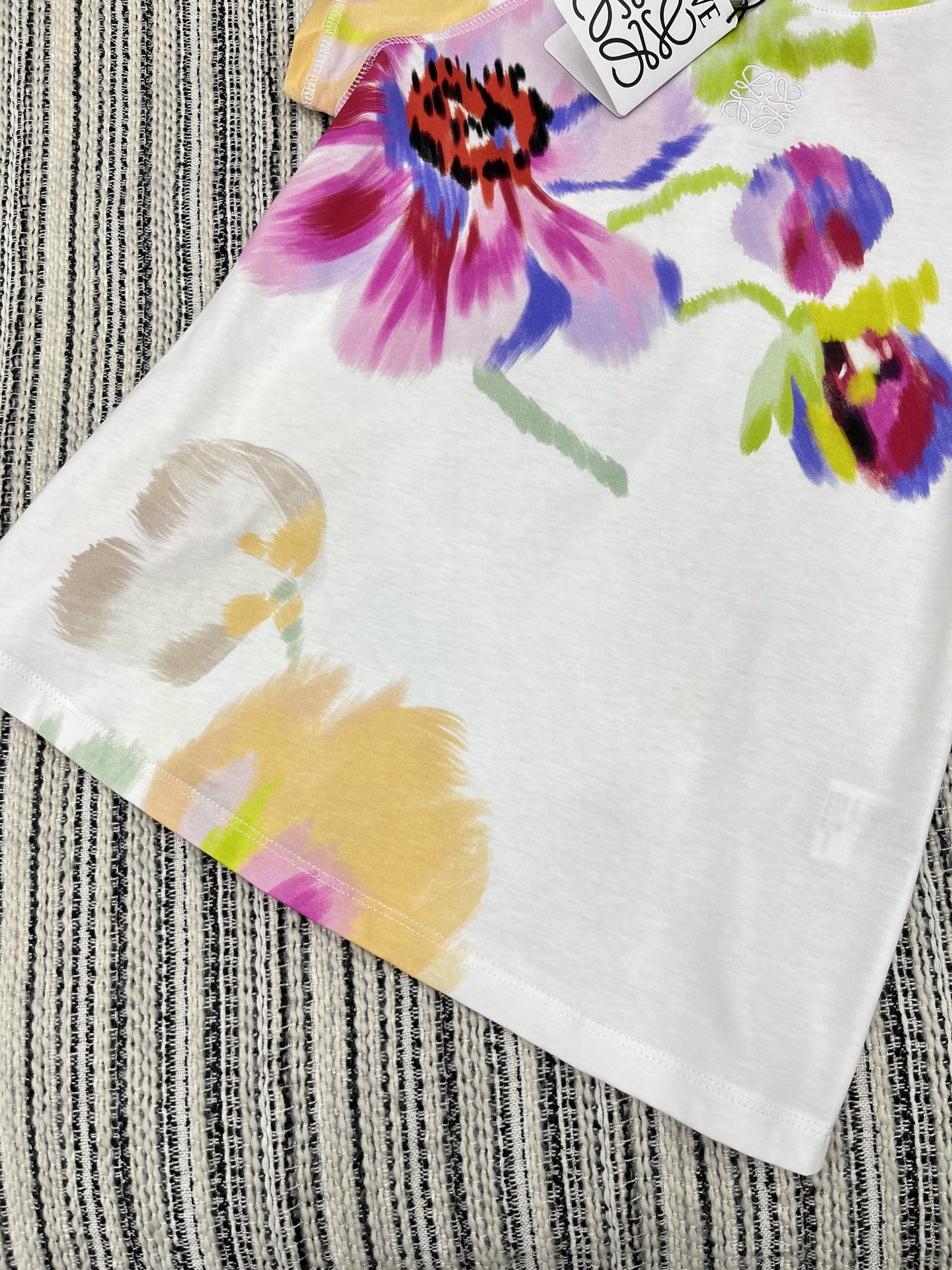 🛒𝐍𝐄𝐖 · 𝟐𝟎𝟐5/爆款现货

原单品质  Loe*｜25新品印花短袖T恤
精致常规版型上身巨显瘦！