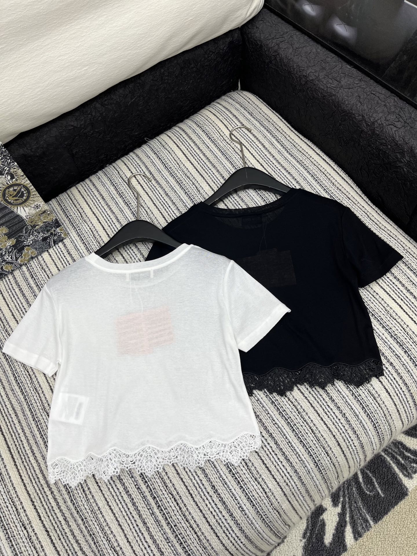 🛒𝐍𝐄𝐖 · 𝟐𝟎𝟐5/爆款现货

原单品质  Miu Mi *｜2025新品蕾丝花边短袖T
柔软舒适的