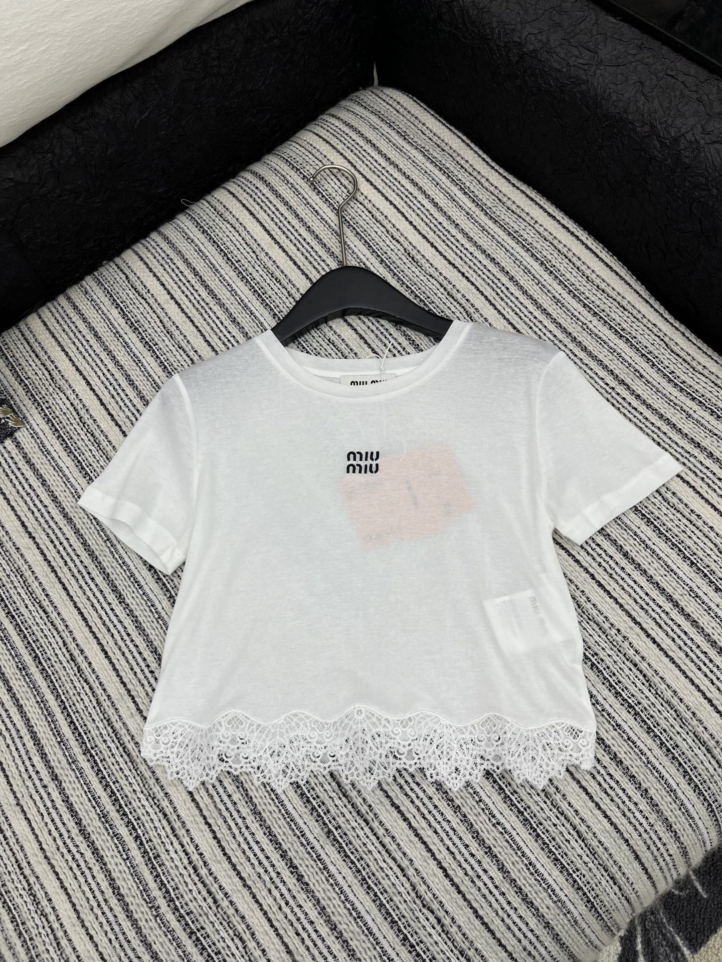 🛒𝐍𝐄𝐖 · 𝟐𝟎𝟐5/爆款现货

原单品质  Miu Mi *｜2025新品蕾丝花边短袖T
柔软舒适的