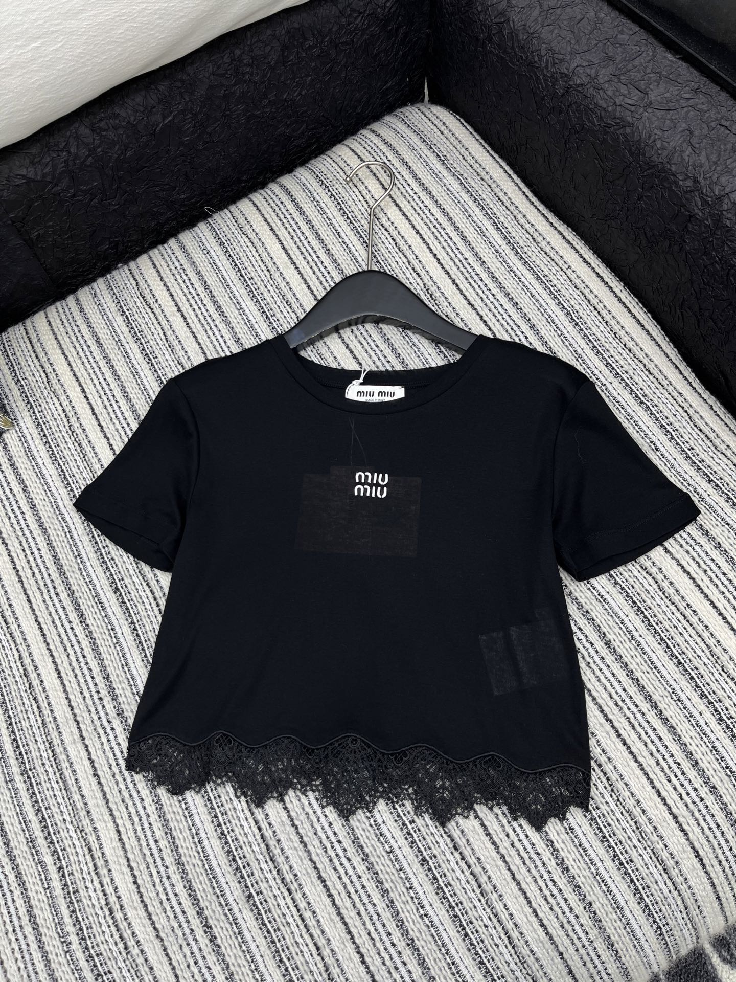 🛒𝐍𝐄𝐖 · 𝟐𝟎𝟐5/爆款现货

原单品质  Miu Mi *｜2025新品蕾丝花边短袖T
柔软舒适的