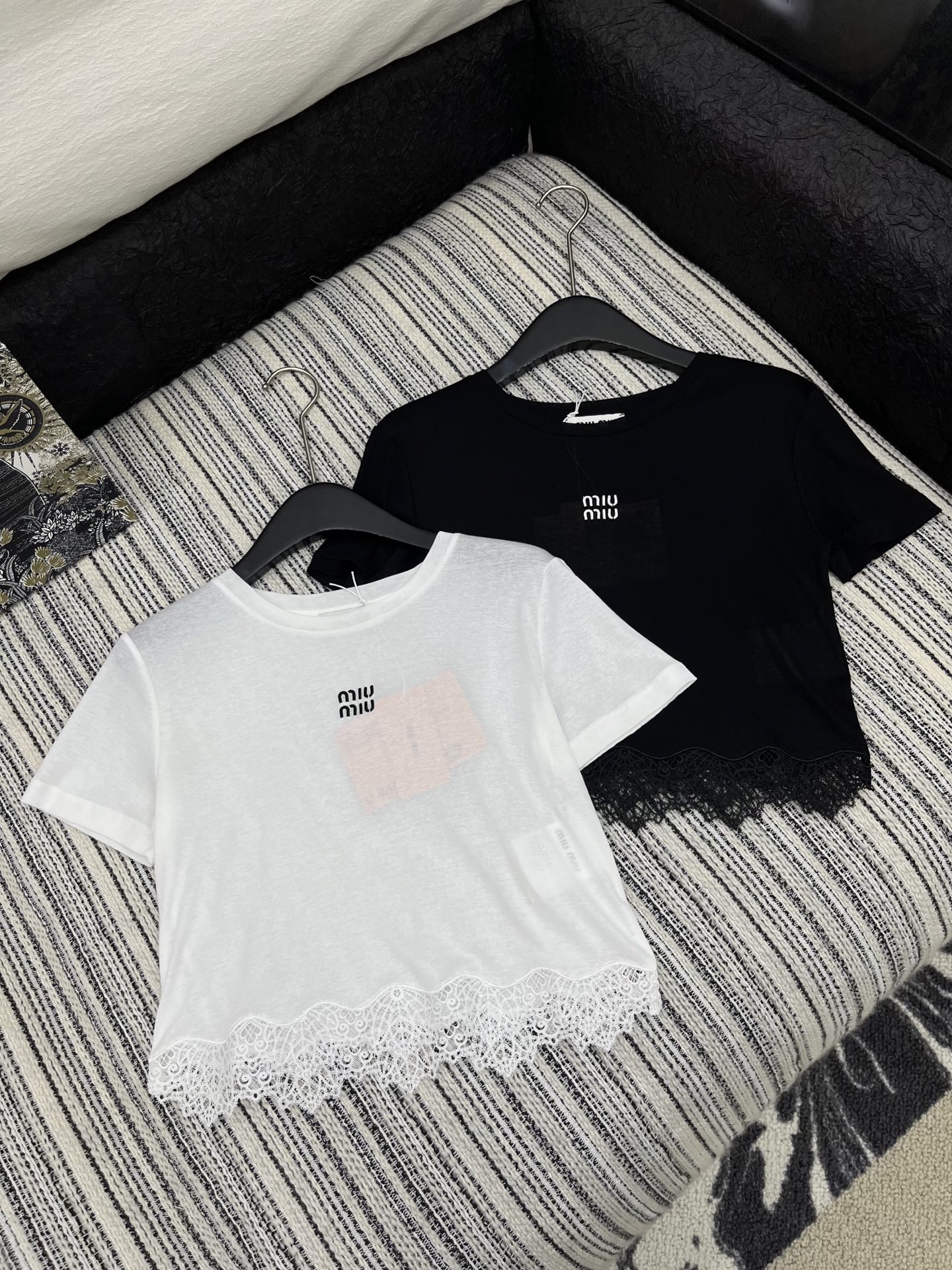🛒𝐍𝐄𝐖 · 𝟐𝟎𝟐5/爆款现货

原单品质  Miu Mi *｜2025新品蕾丝花边短袖T
柔软舒适的