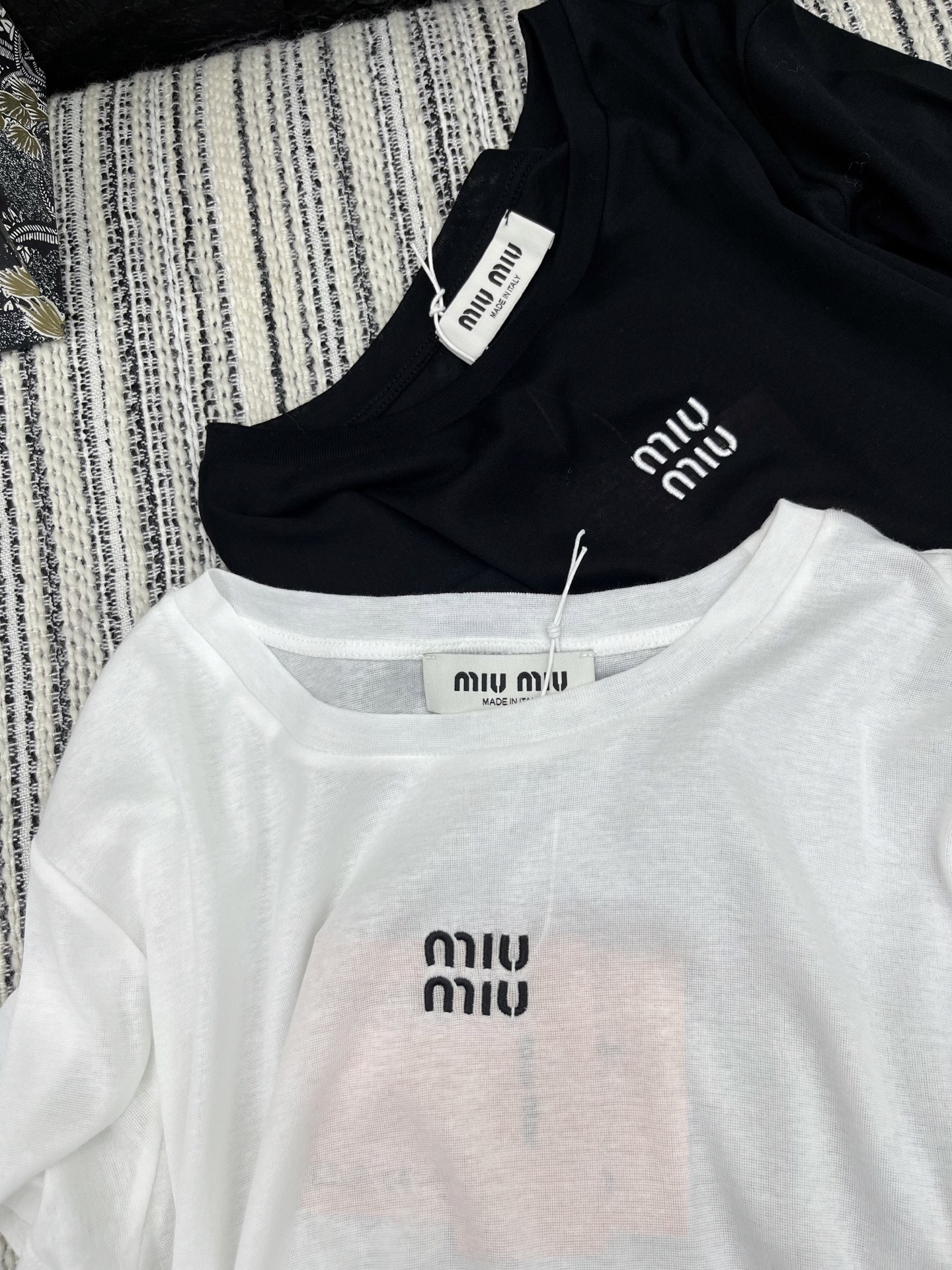 🛒𝐍𝐄𝐖 · 𝟐𝟎𝟐5/爆款现货

原单品质  Miu Mi *｜2025新品蕾丝花边短袖T
柔软舒适的