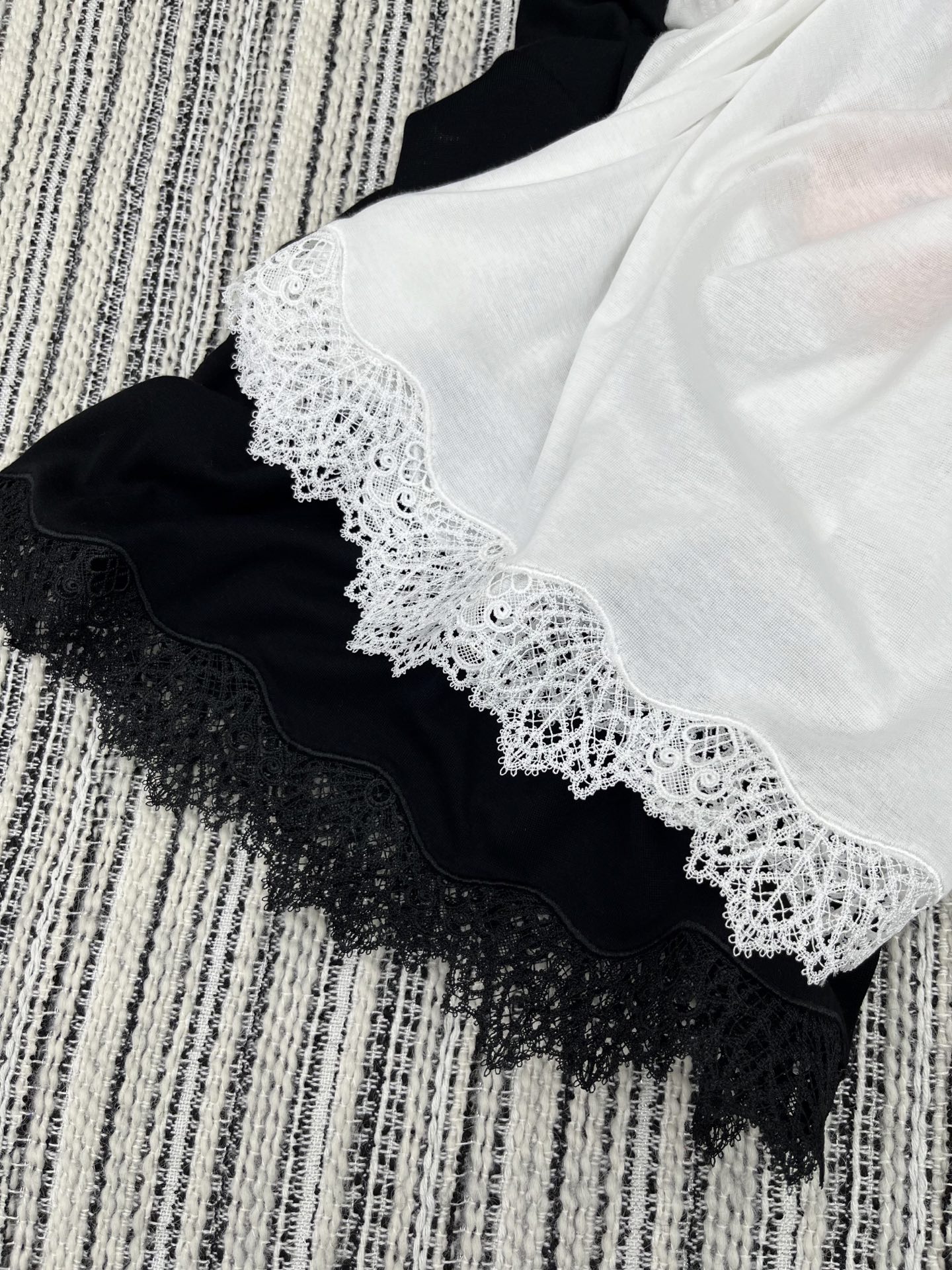 🛒𝐍𝐄𝐖 · 𝟐𝟎𝟐5/爆款现货

原单品质  Miu Mi *｜2025新品蕾丝花边短袖T
柔软舒适的