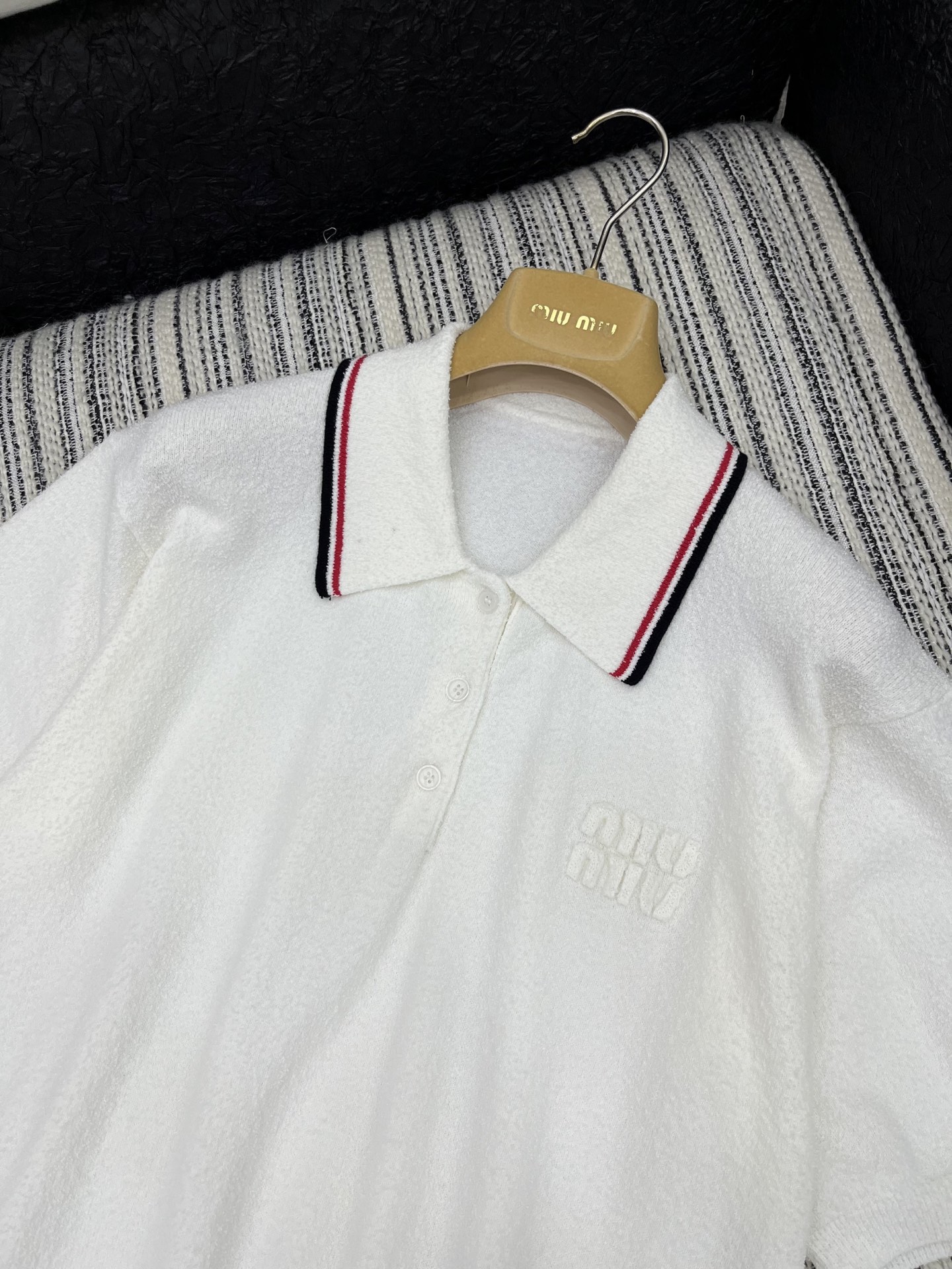 🛒𝐍𝐄𝐖 · 𝟐𝟎𝟐5/爆款现货

【原版定制】 Miu Mi*｜25经典撞色翻领贴布绣针织上衣 系列款