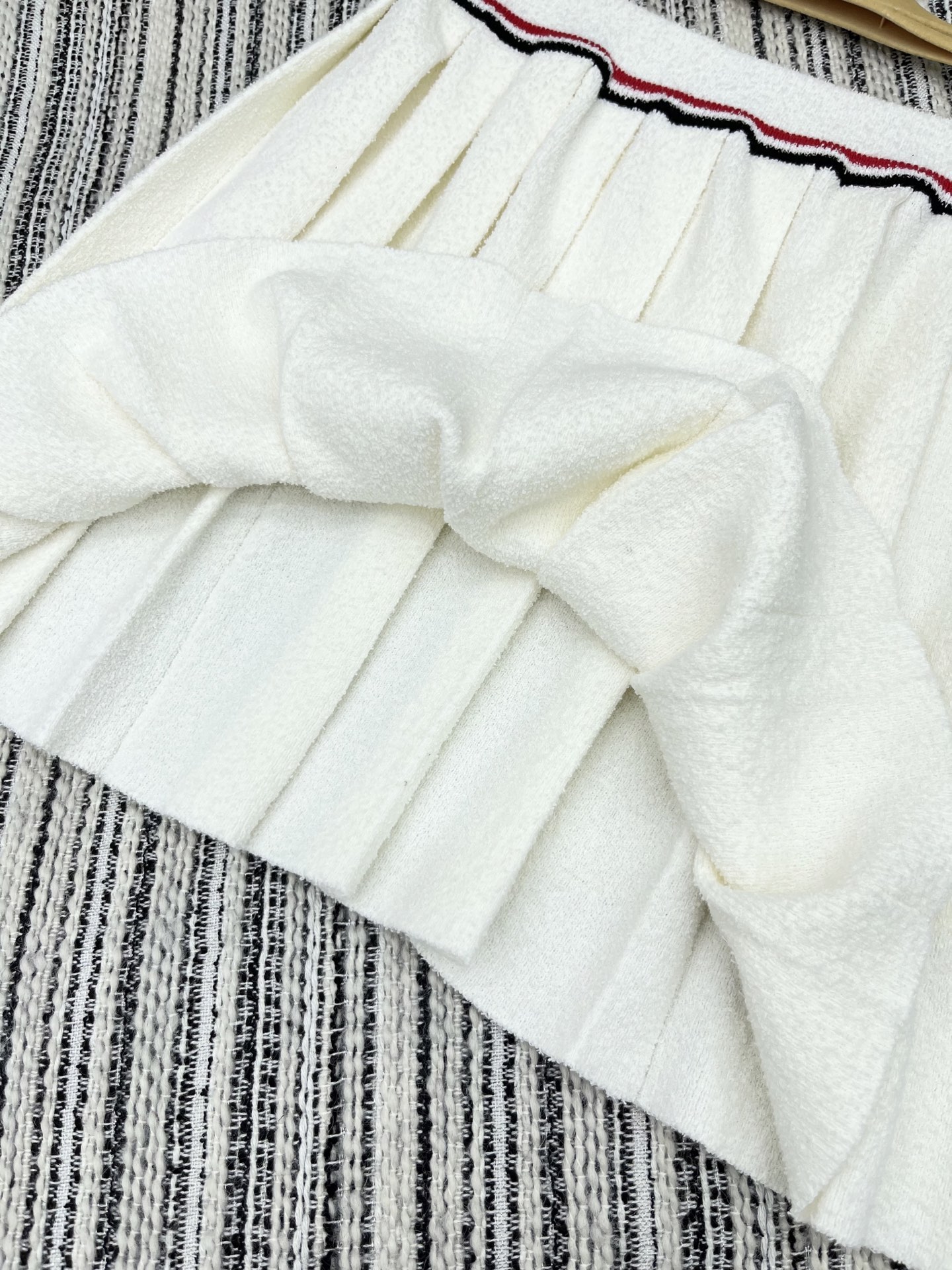 🛒𝐍𝐄𝐖 · 𝟐𝟎𝟐5/爆款现货

【原版定制】 Miu Mi*｜25经典撞色松紧腰贴布绣针织百褶半裙 