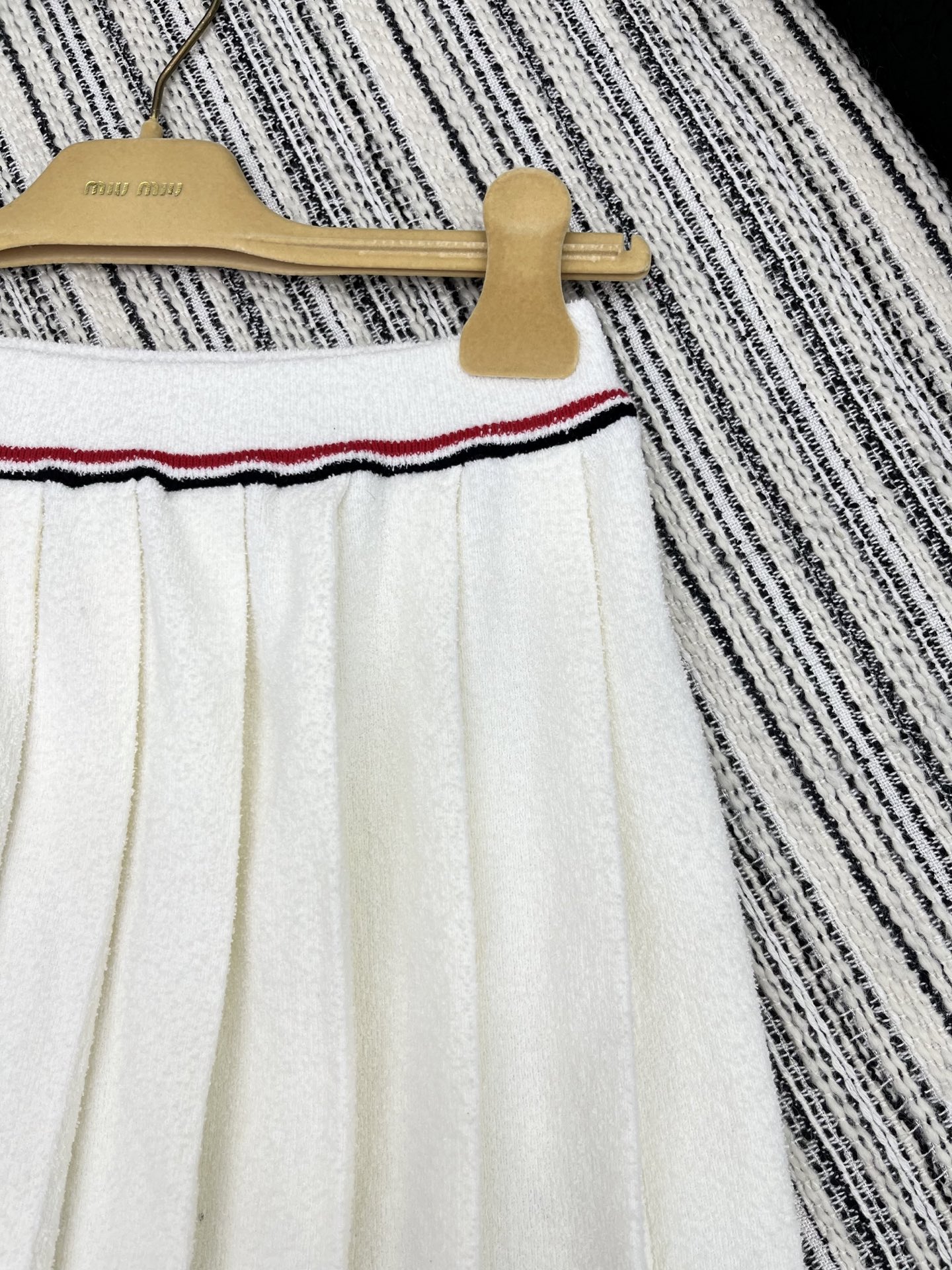 🛒𝐍𝐄𝐖 · 𝟐𝟎𝟐5/爆款现货

【原版定制】 Miu Mi*｜25经典撞色松紧腰贴布绣针织百褶半裙 