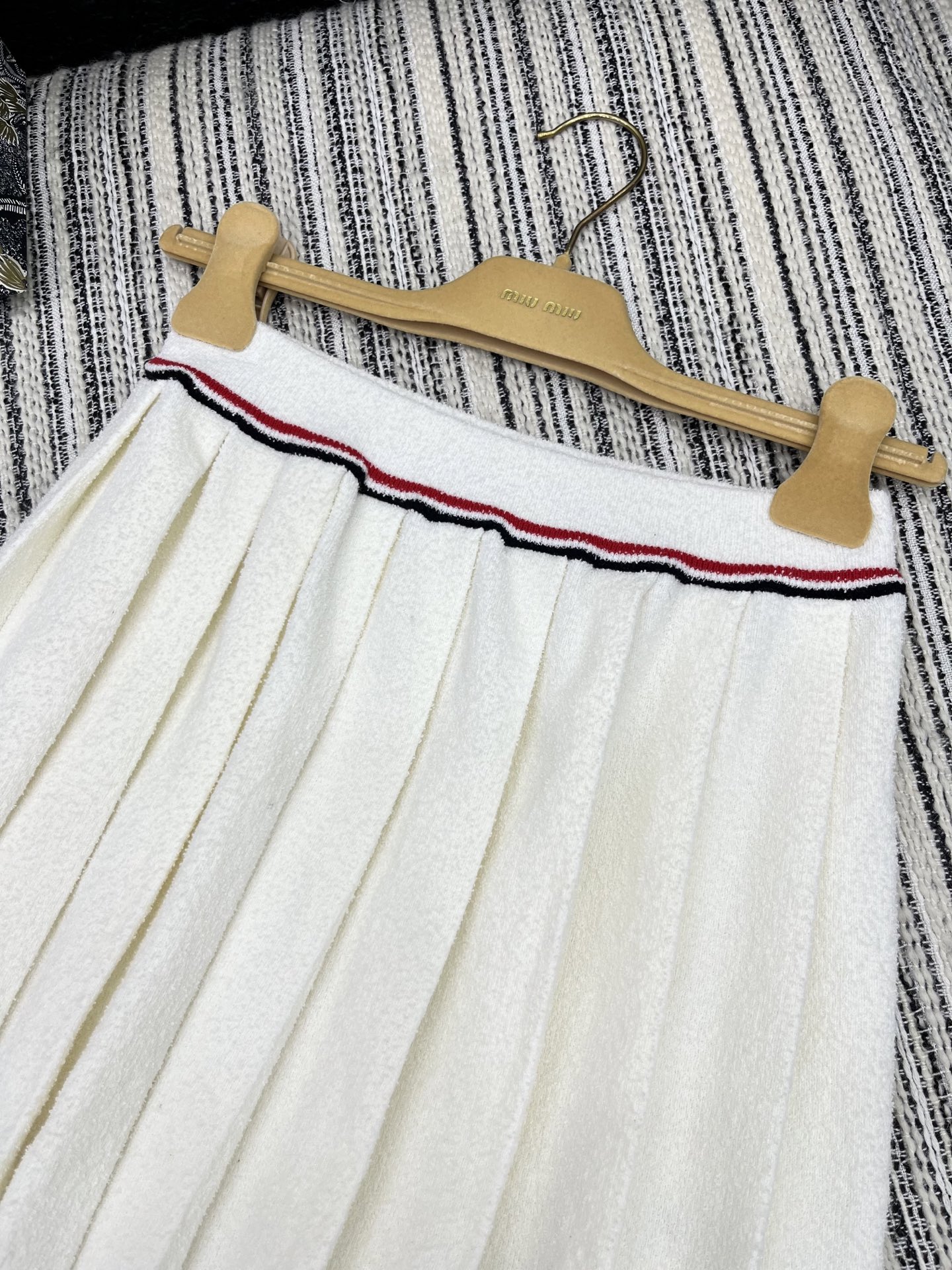 🛒𝐍𝐄𝐖 · 𝟐𝟎𝟐5/爆款现货

【原版定制】 Miu Mi*｜25经典撞色松紧腰贴布绣针织百褶半裙 