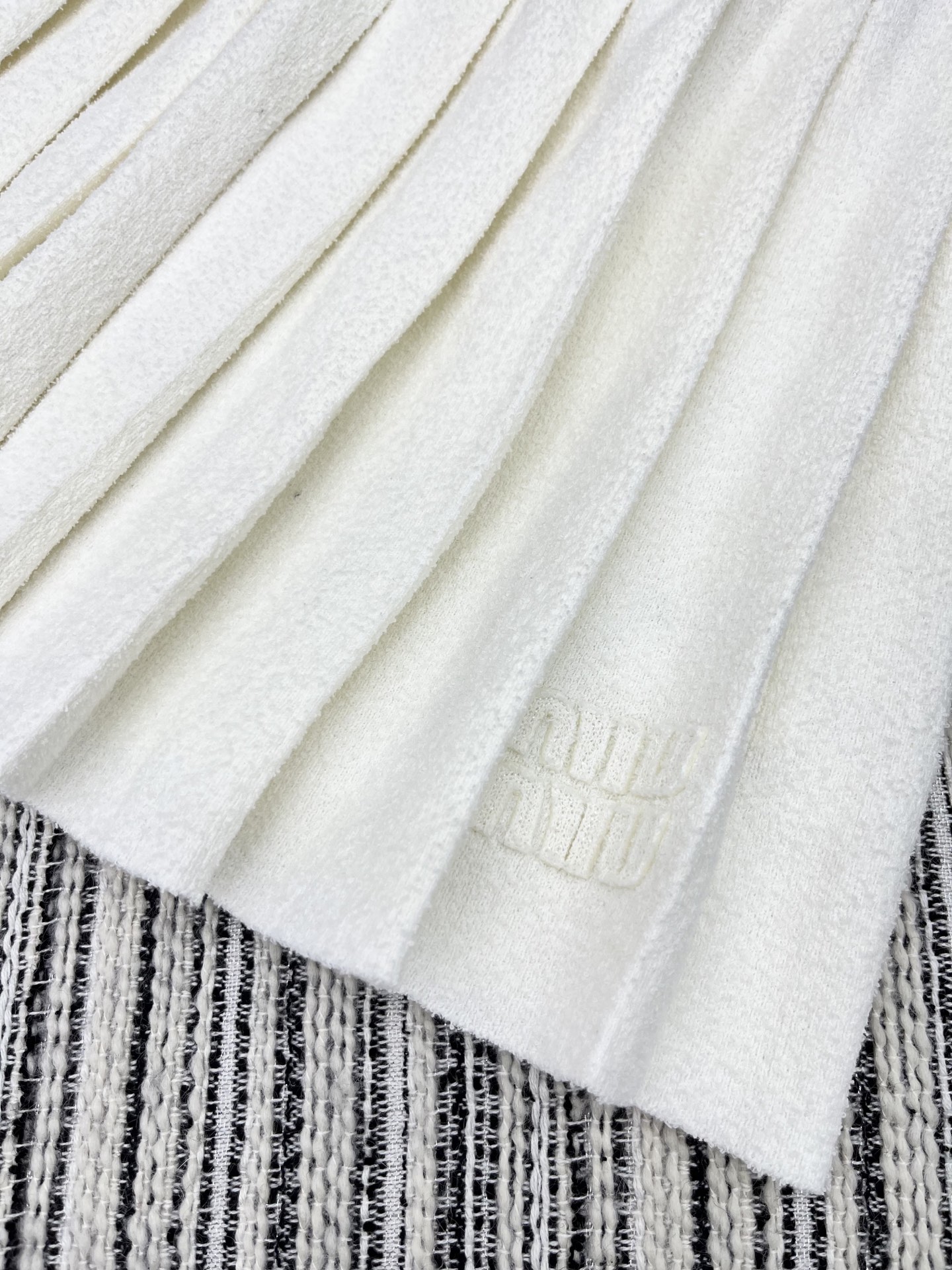 🛒𝐍𝐄𝐖 · 𝟐𝟎𝟐5/爆款现货

【原版定制】 Miu Mi*｜25经典撞色松紧腰贴布绣针织百褶半裙 