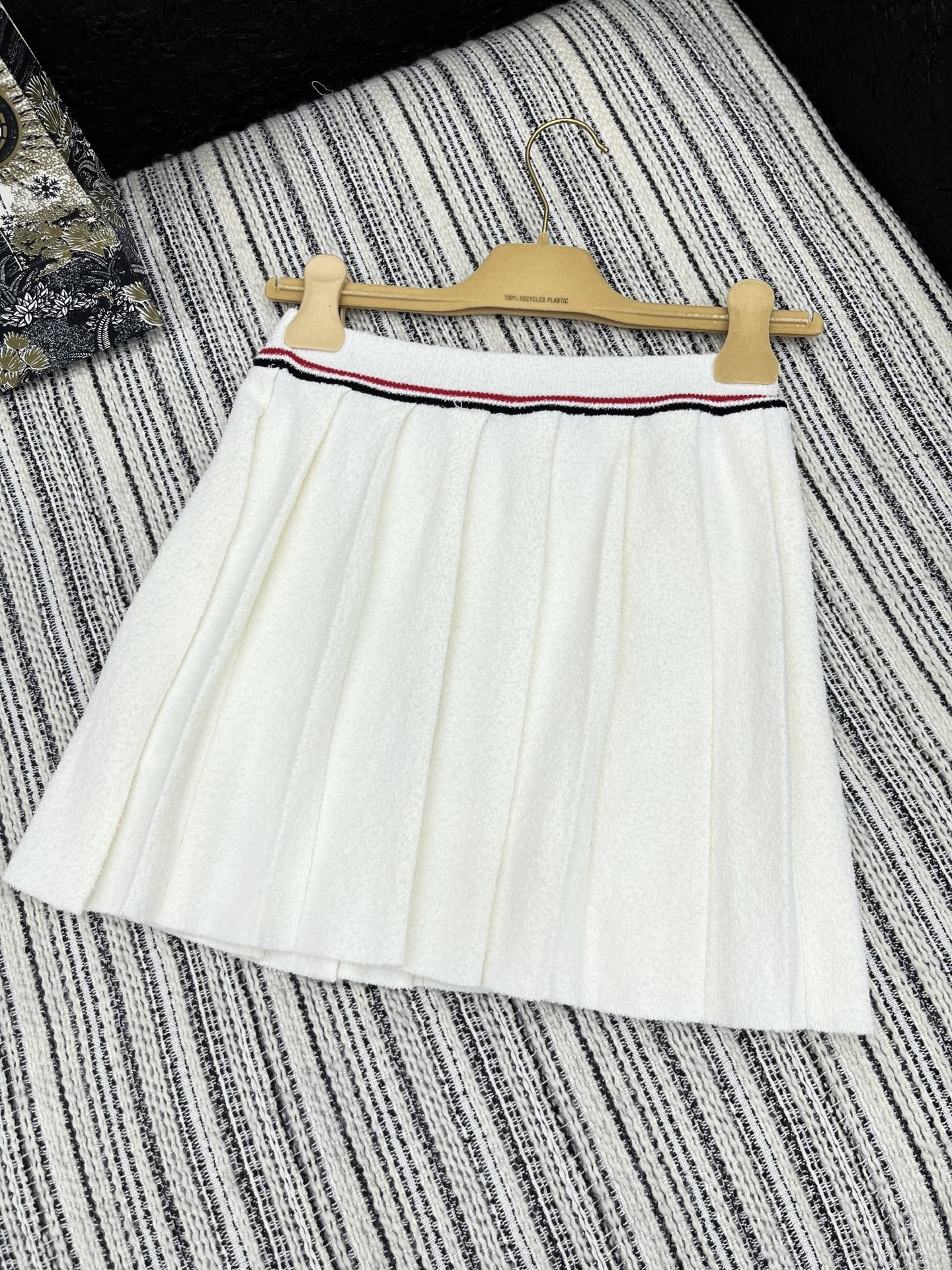 🛒𝐍𝐄𝐖 · 𝟐𝟎𝟐5/爆款现货

【原版定制】 Miu Mi*｜25经典撞色松紧腰贴布绣针织百褶半裙 
