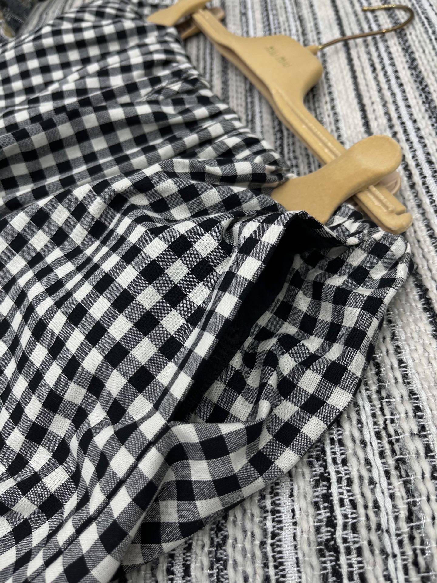 🛒𝐍𝐄𝐖 · 𝟐𝟎𝟐5/爆款现货

【原版定制】Miu Mi*｜25新款学院风抽绳大摆格子半裙【带三角裤