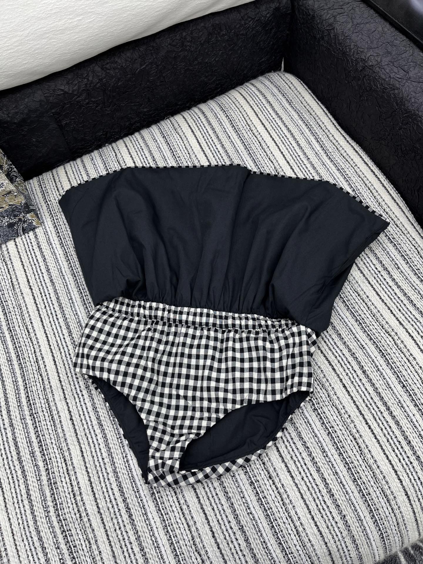 🛒𝐍𝐄𝐖 · 𝟐𝟎𝟐5/爆款现货

【原版定制】Miu Mi*｜25新款学院风抽绳大摆格子半裙【带三角裤