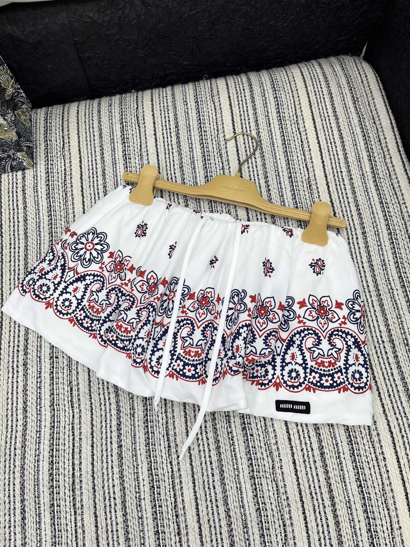🛒𝐍𝐄𝐖 · 𝟐𝟎𝟐5/爆款现货

【原版定制】Miu Mi*｜25新款民族风抽绳大摆格子半裙【带三角裤