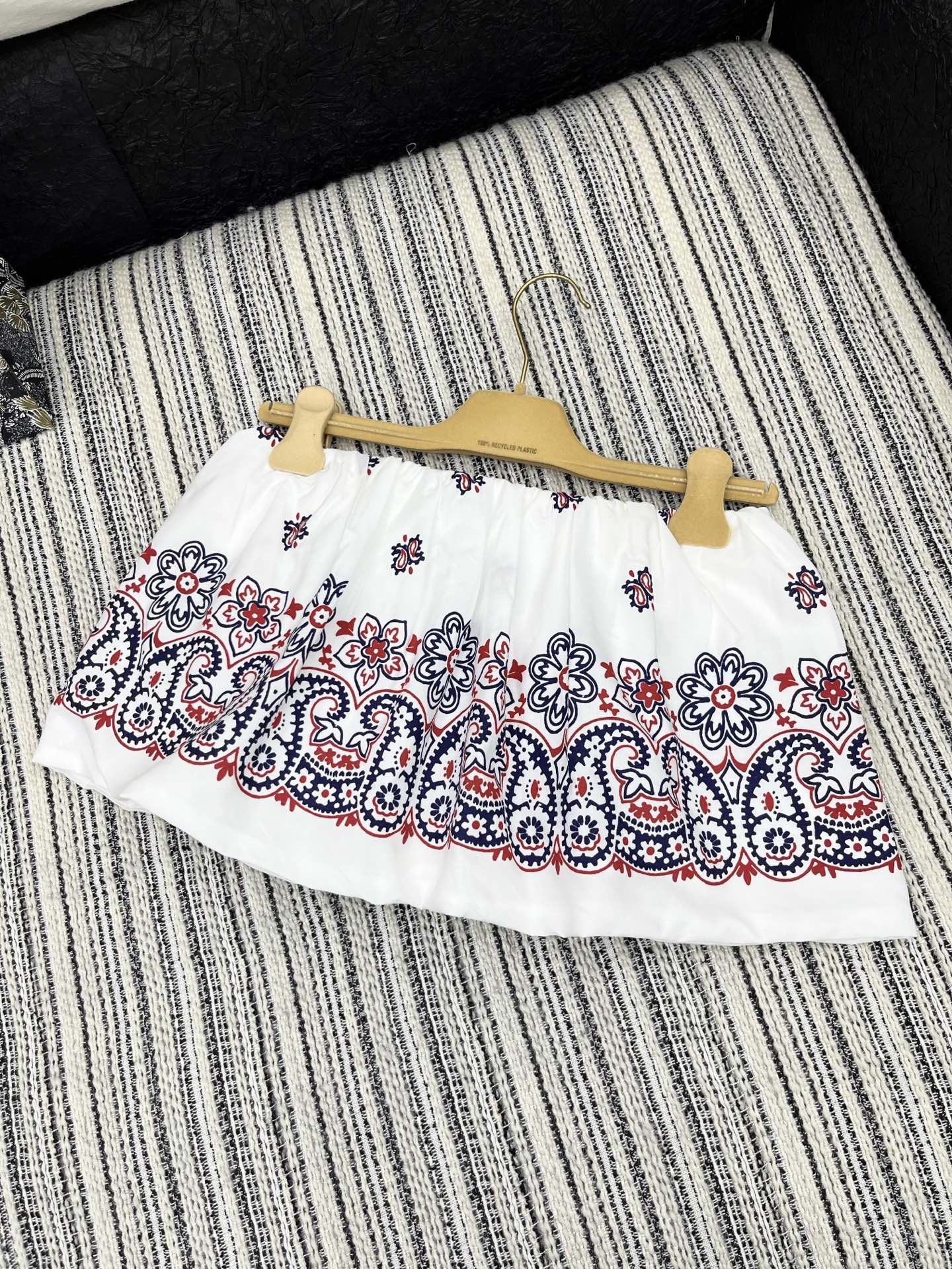 🛒𝐍𝐄𝐖 · 𝟐𝟎𝟐5/爆款现货

【原版定制】Miu Mi*｜25新款民族风抽绳大摆格子半裙【带三角裤