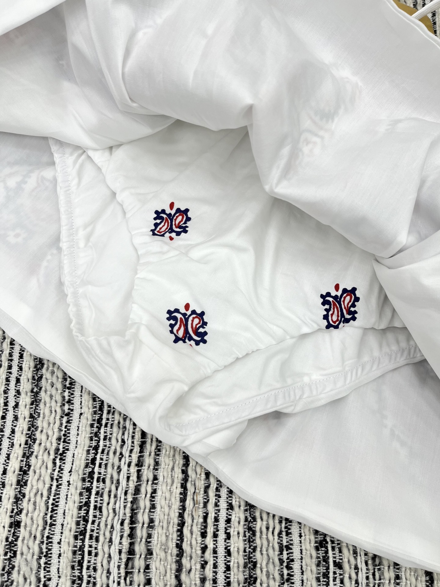 🛒𝐍𝐄𝐖 · 𝟐𝟎𝟐5/爆款现货

【原版定制】Miu Mi*｜25新款民族风抽绳大摆格子半裙【带三角裤