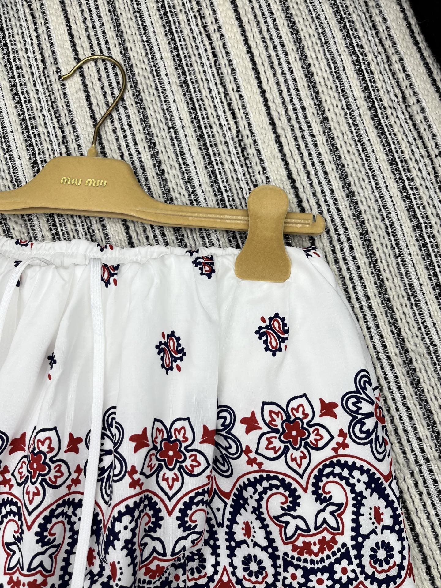 🛒𝐍𝐄𝐖 · 𝟐𝟎𝟐5/爆款现货

【原版定制】Miu Mi*｜25新款民族风抽绳大摆格子半裙【带三角裤