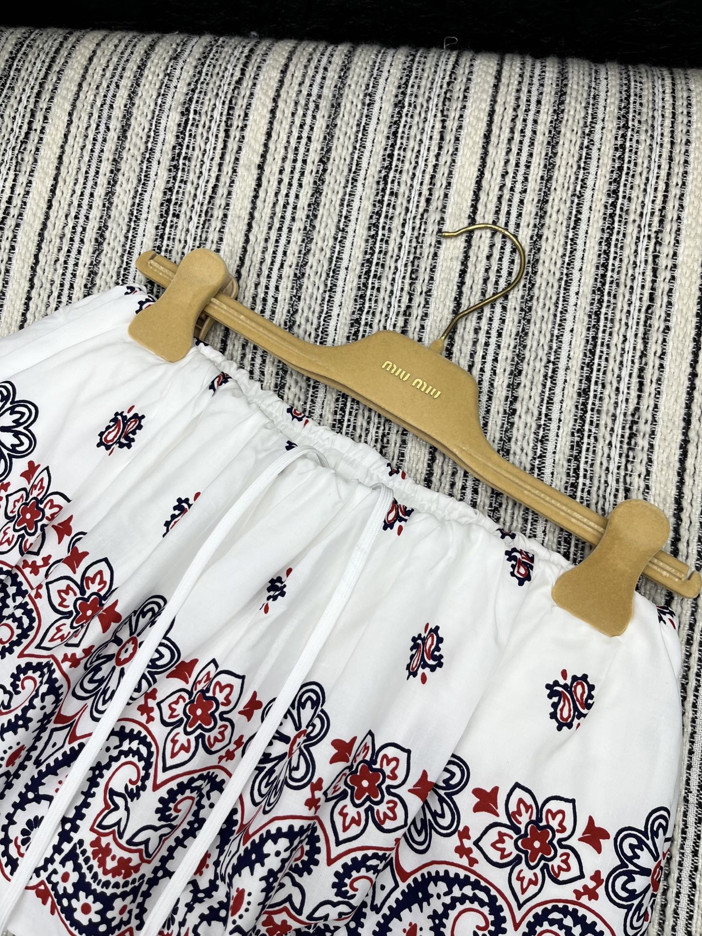 🛒𝐍𝐄𝐖 · 𝟐𝟎𝟐5/爆款现货

【原版定制】Miu Mi*｜25新款民族风抽绳大摆格子半裙【带三角裤