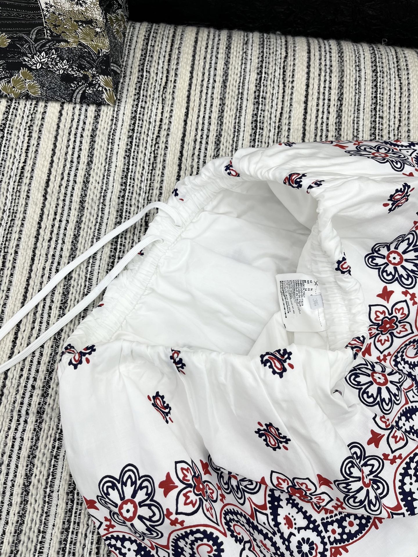 🛒𝐍𝐄𝐖 · 𝟐𝟎𝟐5/爆款现货

【原版定制】Miu Mi*｜25新款民族风抽绳大摆格子半裙【带三角裤