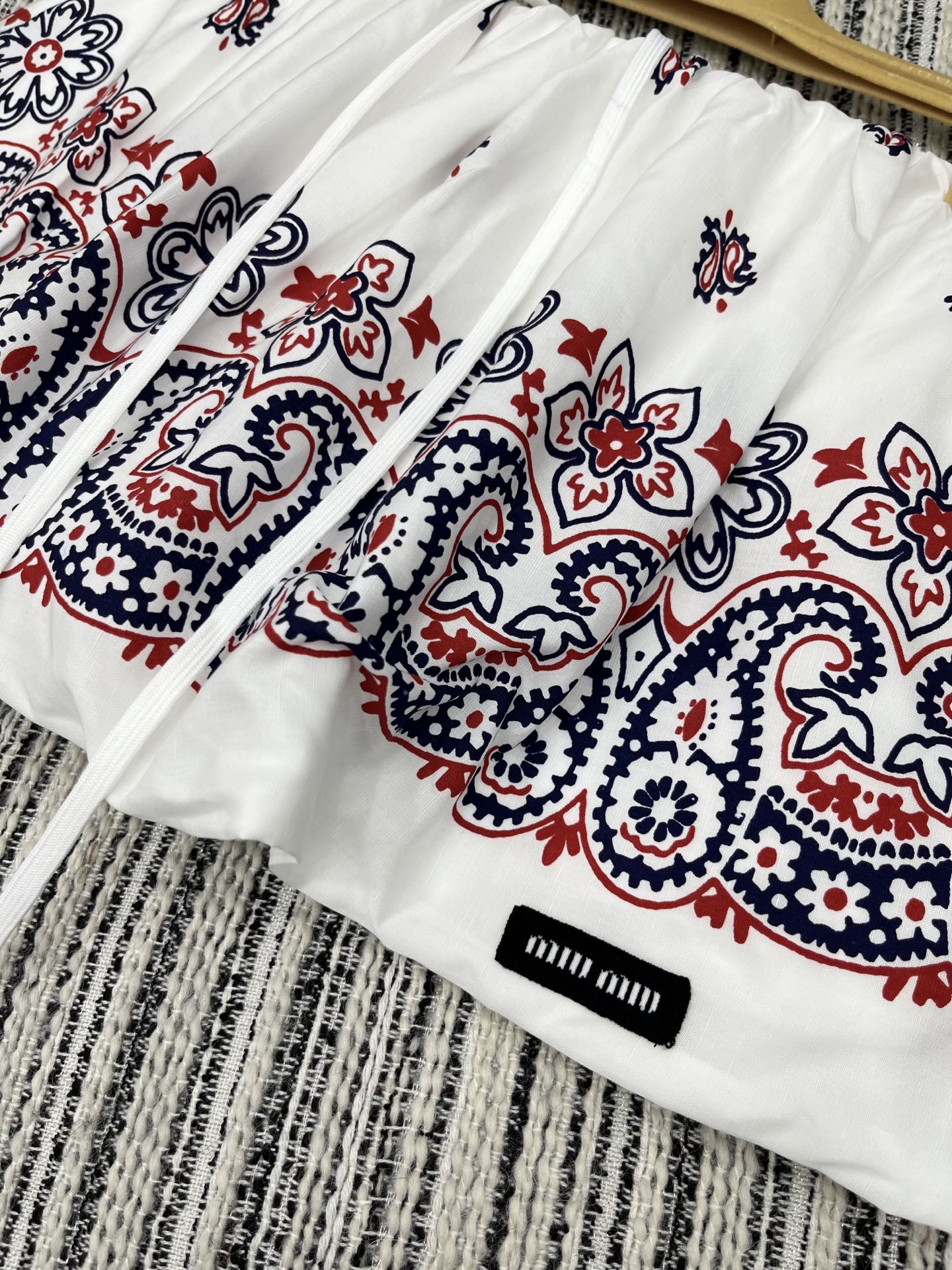 🛒𝐍𝐄𝐖 · 𝟐𝟎𝟐5/爆款现货

【原版定制】Miu Mi*｜25新款民族风抽绳大摆格子半裙【带三角裤