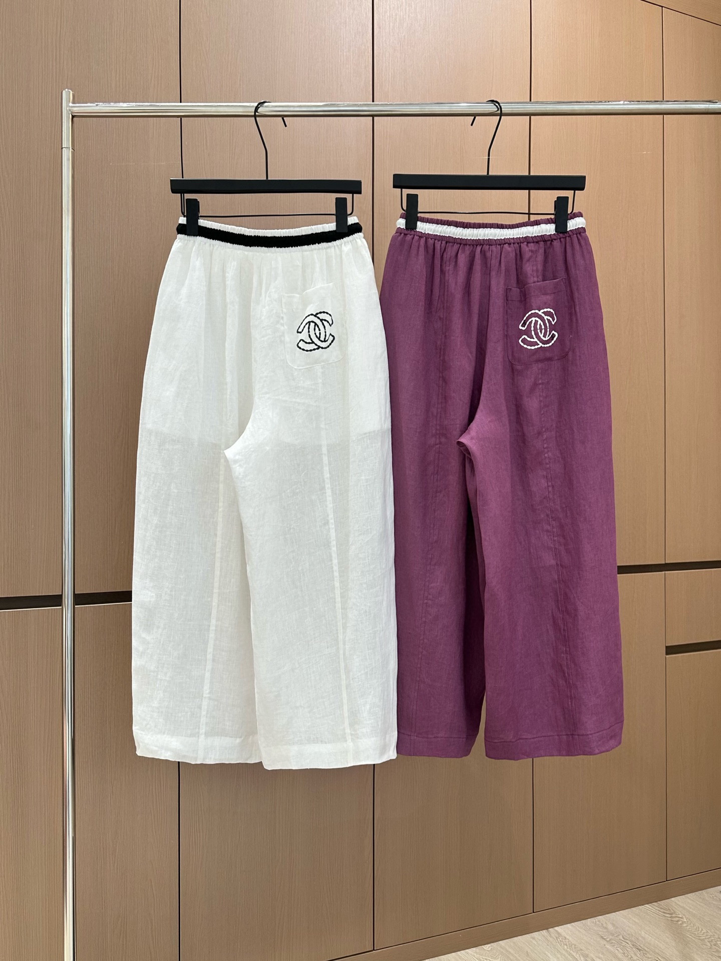 🛒𝐍𝐄𝐖 · 𝟐𝟎𝟐5/爆款现货

原单品质  Chan*｜25新款麻料休闲裤
订制高品质面料质感超赞！