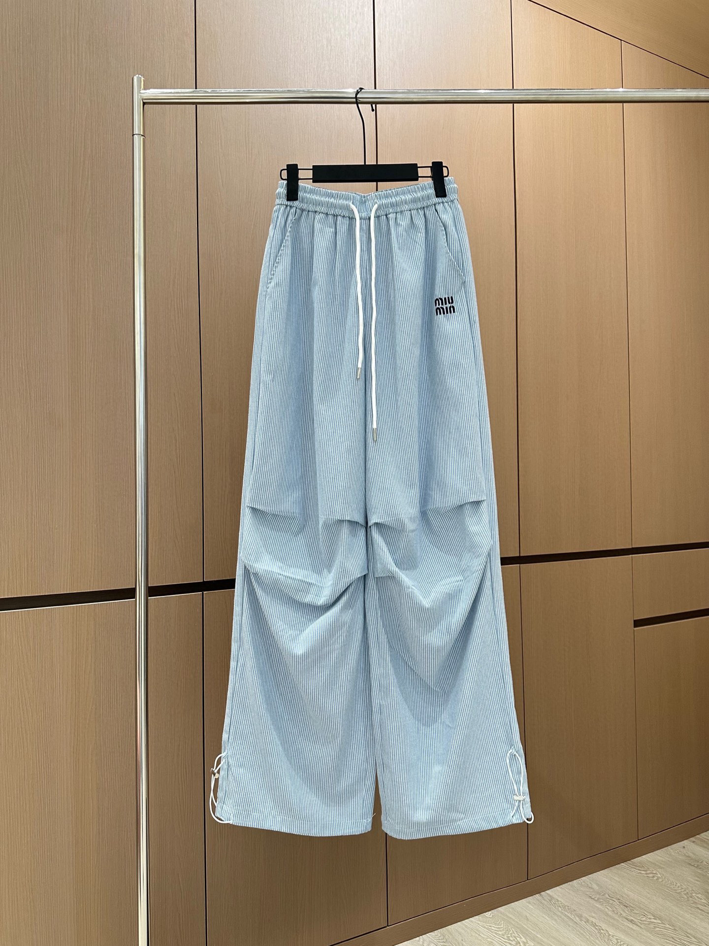 🛒𝐍𝐄𝐖 · 𝟐𝟎𝟐5/爆款现货

原单品质 设计师｜25新款抽绳松紧腰条纹休闲裤
颜色百搭高级 定制腰