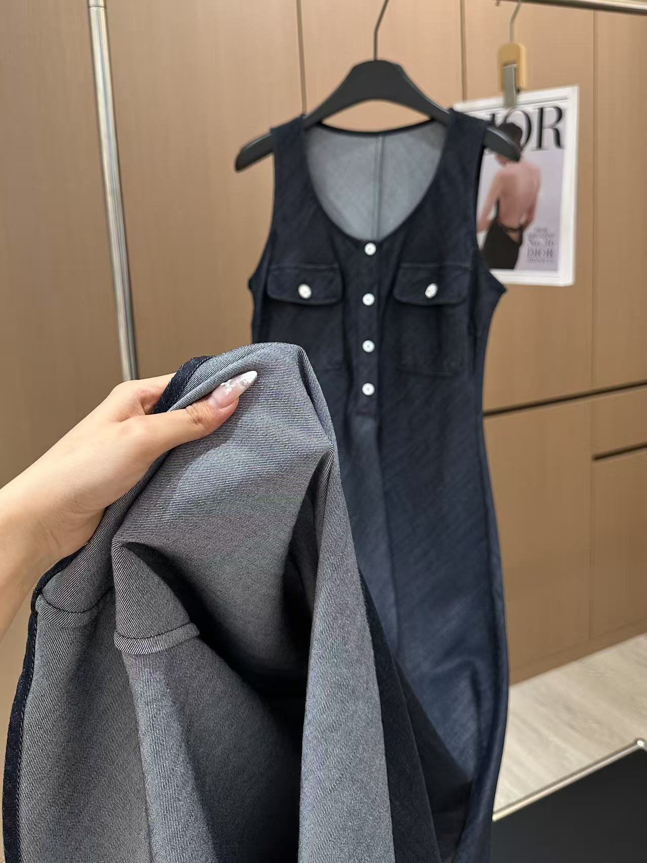 🛒𝐍𝐄𝐖 · 𝟐𝟎𝟐5/爆款现货

原单品质  设计师｜订制双口袋赫本风背心连衣裙
巨凸显气质的一款单品
