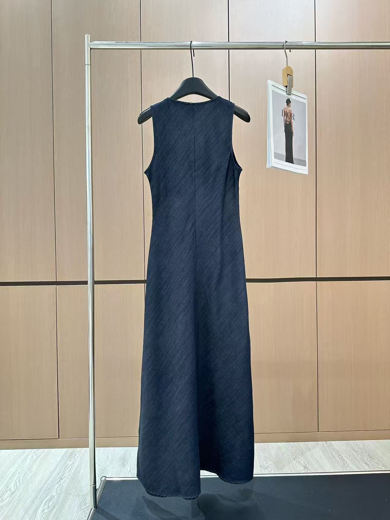 🛒𝐍𝐄𝐖 · 𝟐𝟎𝟐5/爆款现货

原单品质  设计师｜订制双口袋赫本风背心连衣裙
巨凸显气质的一款单品