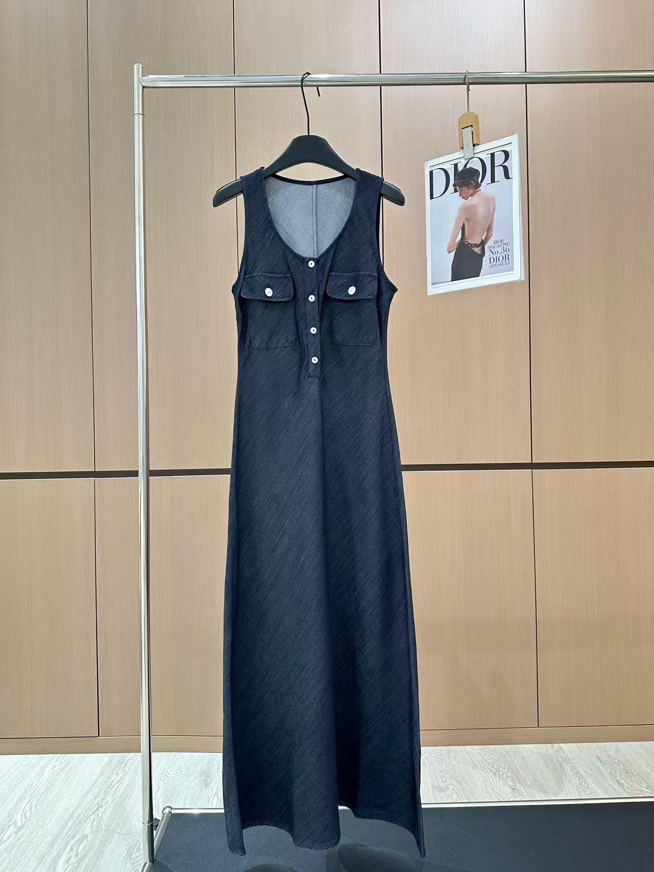 🛒𝐍𝐄𝐖 · 𝟐𝟎𝟐5/爆款现货

原单品质  设计师｜订制双口袋赫本风背心连衣裙
巨凸显气质的一款单品