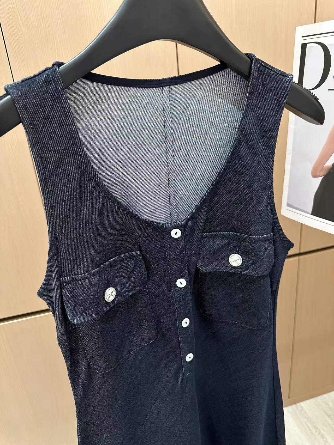 🛒𝐍𝐄𝐖 · 𝟐𝟎𝟐5/爆款现货

原单品质  设计师｜订制双口袋赫本风背心连衣裙
巨凸显气质的一款单品