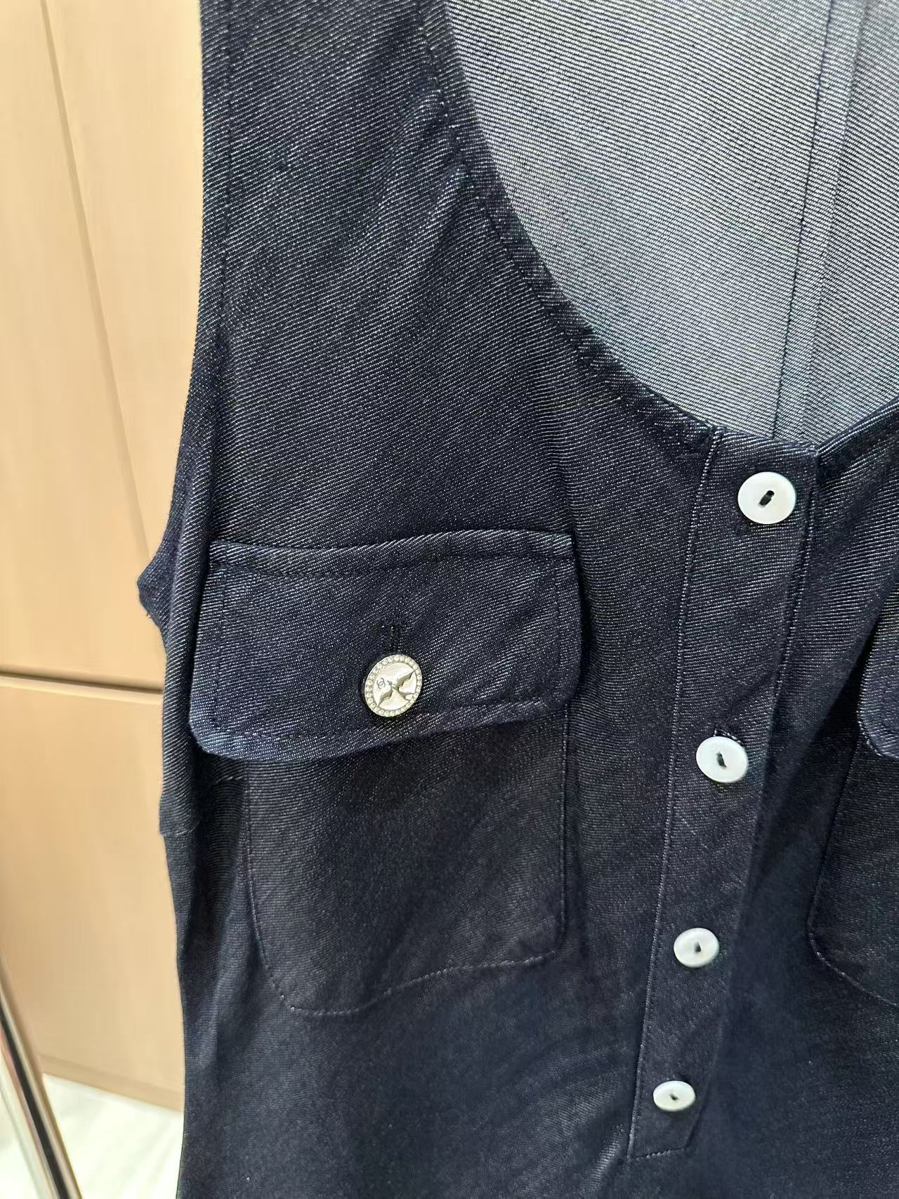🛒𝐍𝐄𝐖 · 𝟐𝟎𝟐5/爆款现货

原单品质  设计师｜订制双口袋赫本风背心连衣裙
巨凸显气质的一款单品