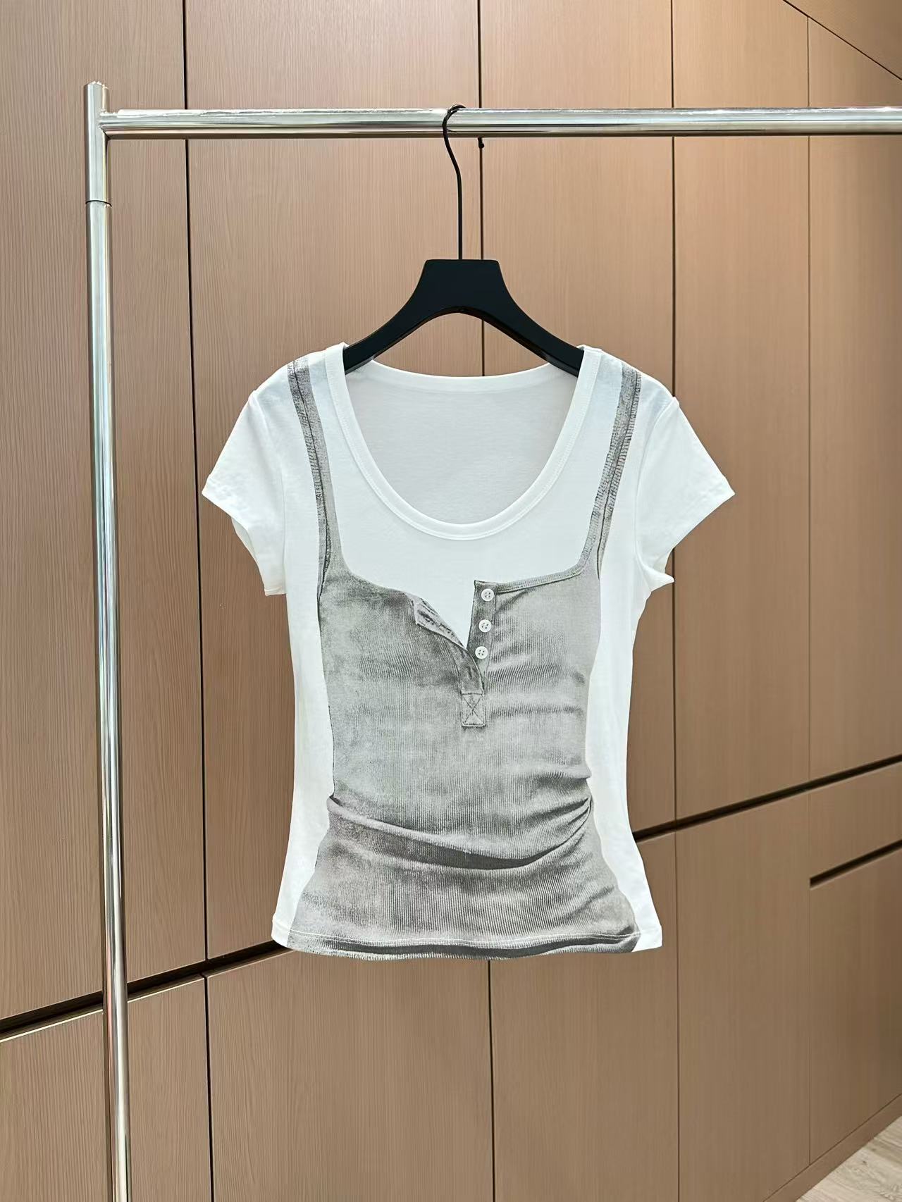 🛒𝐍𝐄𝐖 · 𝟐𝟎𝟐5/爆款现货

原单品质  小众*｜25新品心机印花短袖T恤
精致常规版型上身巨显瘦