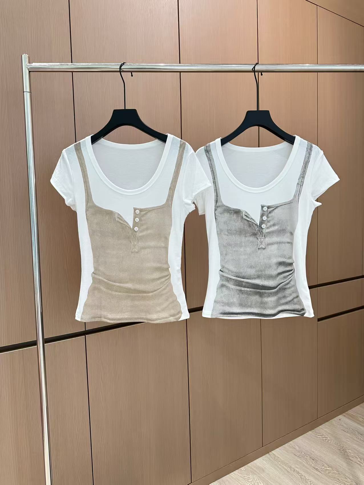🛒𝐍𝐄𝐖 · 𝟐𝟎𝟐5/爆款现货

原单品质  小众*｜25新品心机印花短袖T恤
精致常规版型上身巨显瘦