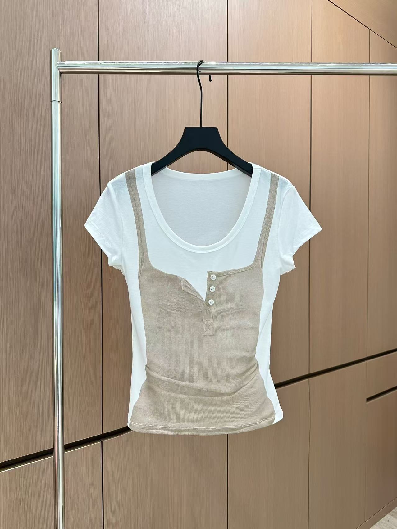 🛒𝐍𝐄𝐖 · 𝟐𝟎𝟐5/爆款现货

原单品质  小众*｜25新品心机印花短袖T恤
精致常规版型上身巨显瘦