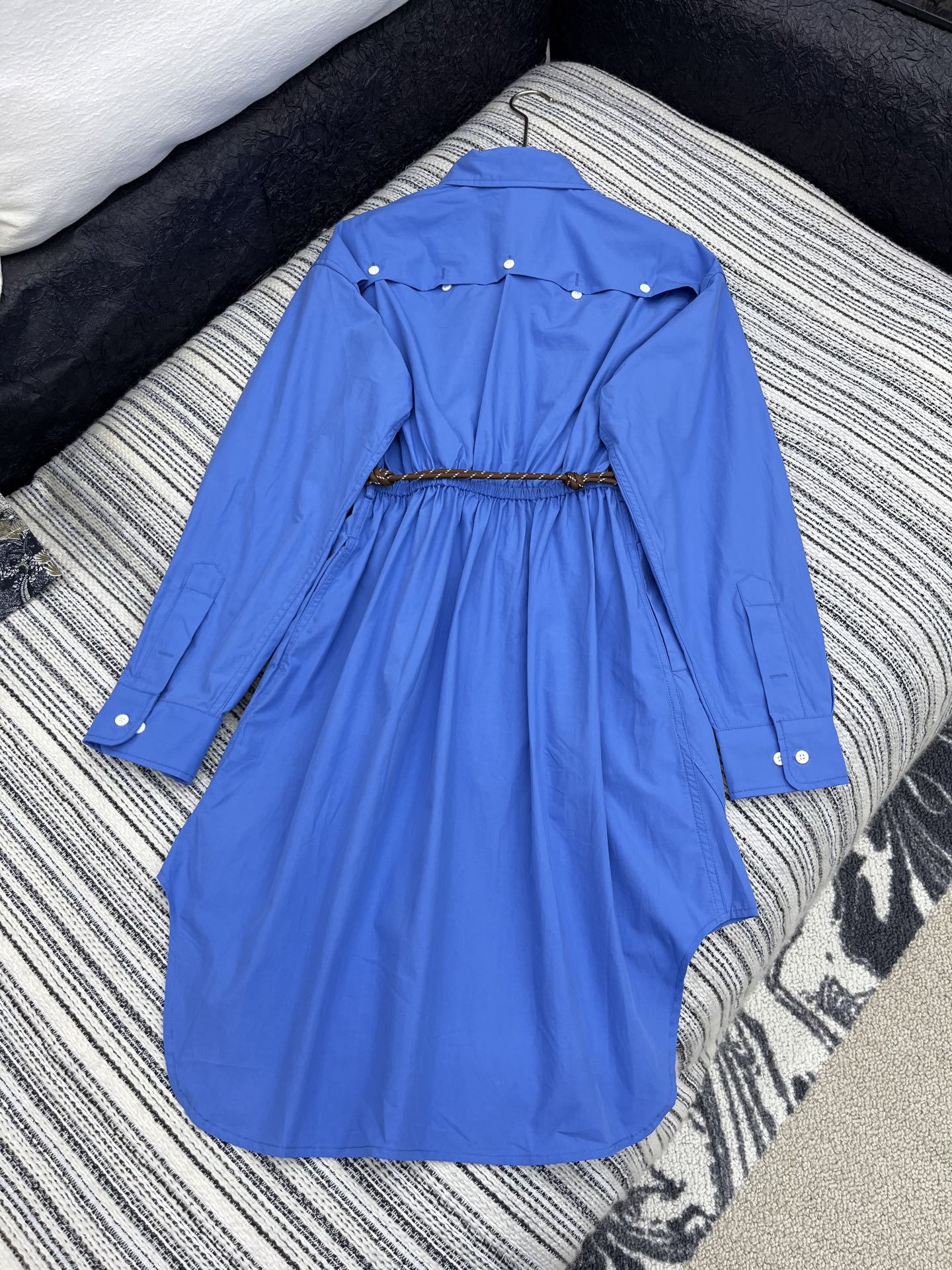 🛒𝐍𝐄𝐖 · 𝟐𝟎𝟐5/爆款现货

【原版定制】   Miu Mi*｜25新款气质收腰长款衬衫连衣裙【配
