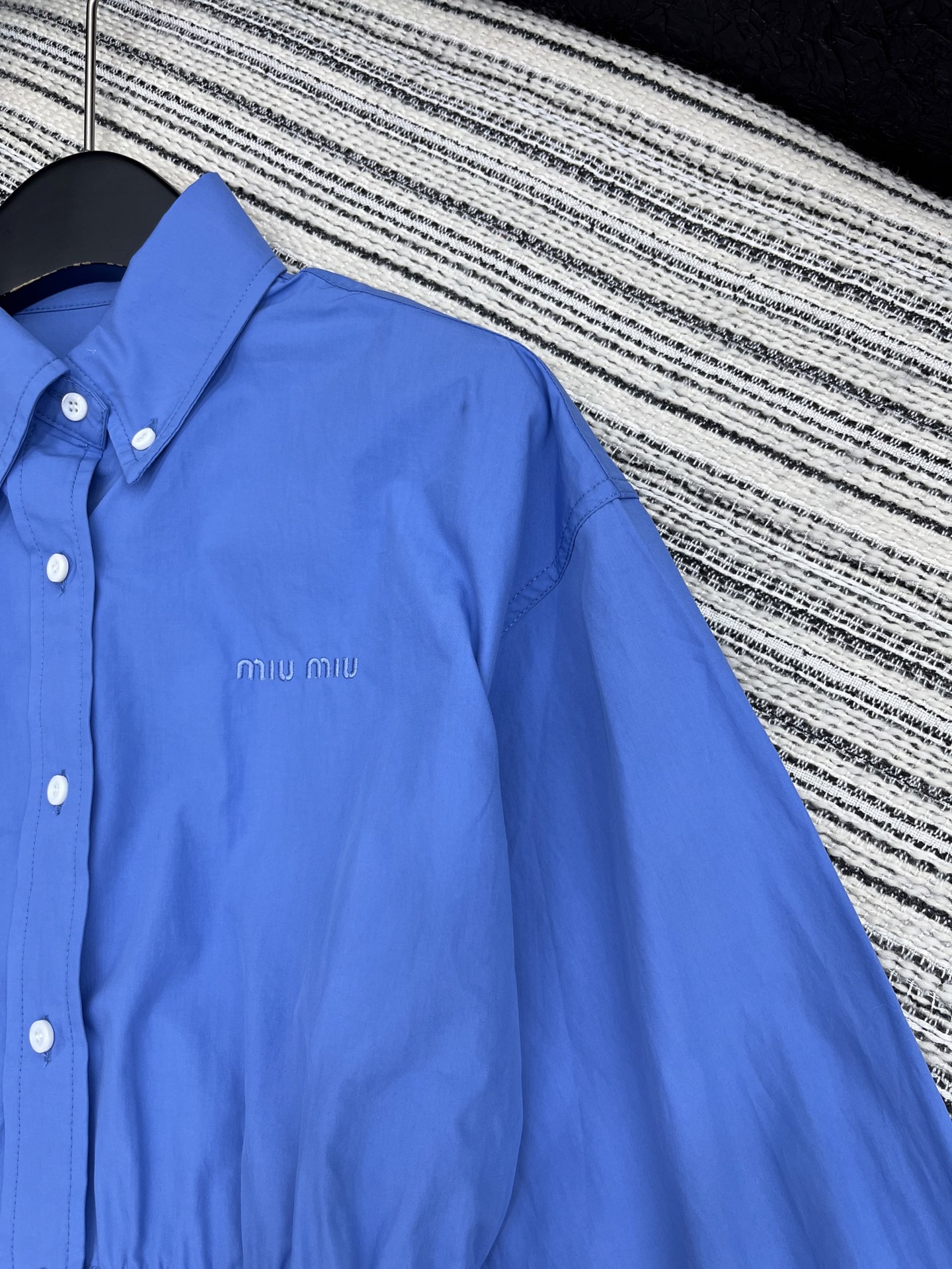 🛒𝐍𝐄𝐖 · 𝟐𝟎𝟐5/爆款现货

【原版定制】   Miu Mi*｜25新款气质收腰长款衬衫连衣裙【配