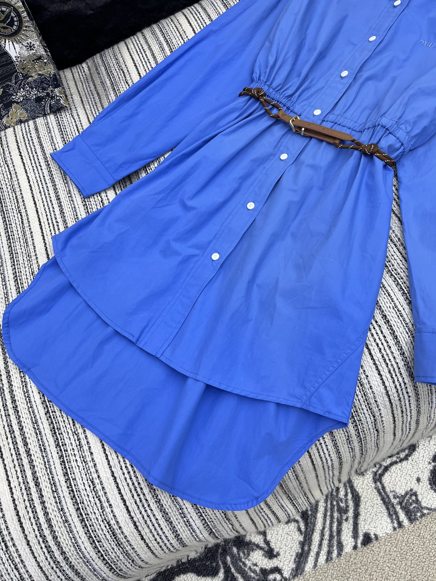 🛒𝐍𝐄𝐖 · 𝟐𝟎𝟐5/爆款现货

【原版定制】   Miu Mi*｜25新款气质收腰长款衬衫连衣裙【配