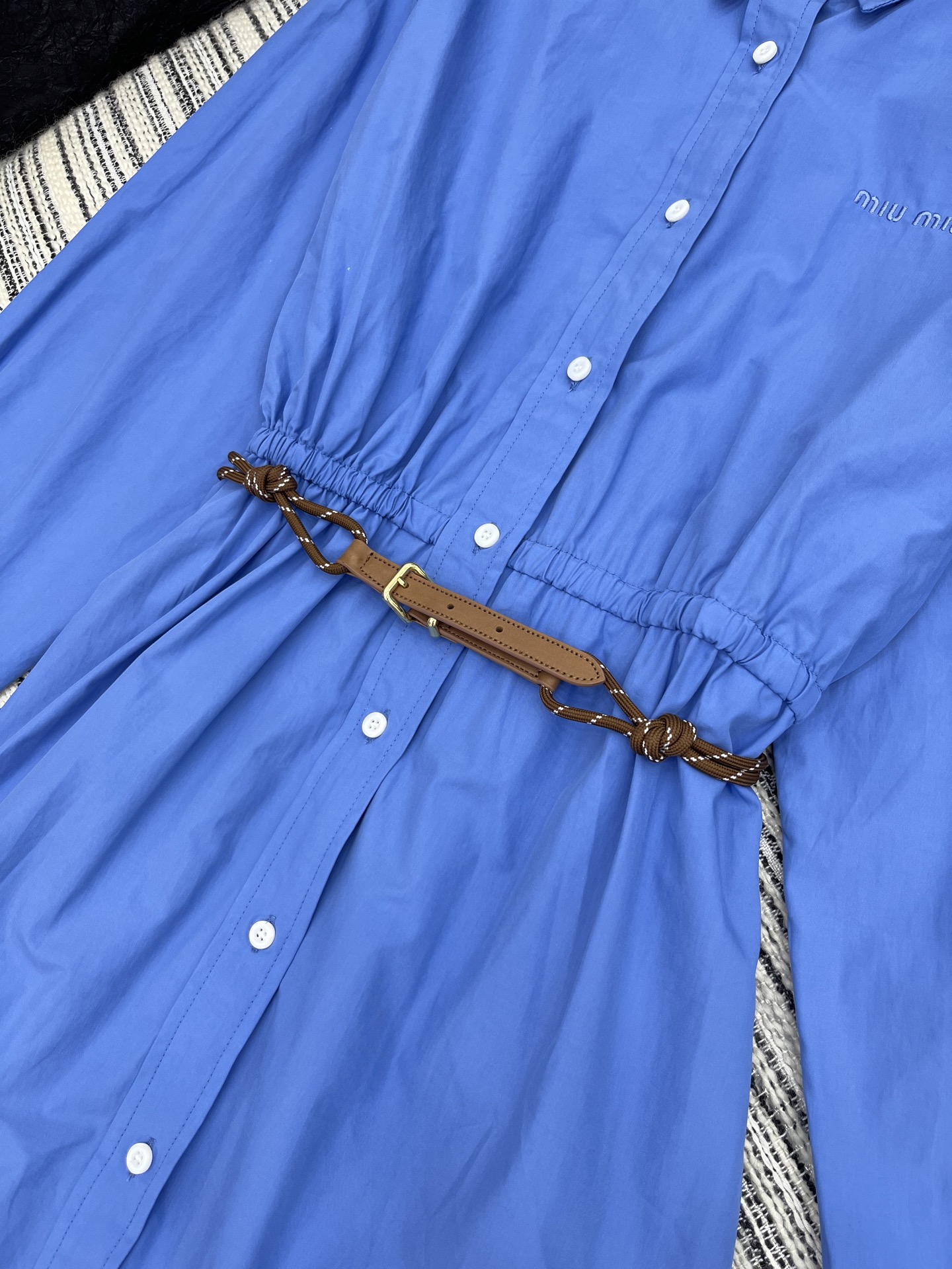 🛒𝐍𝐄𝐖 · 𝟐𝟎𝟐5/爆款现货

【原版定制】   Miu Mi*｜25新款气质收腰长款衬衫连衣裙【配