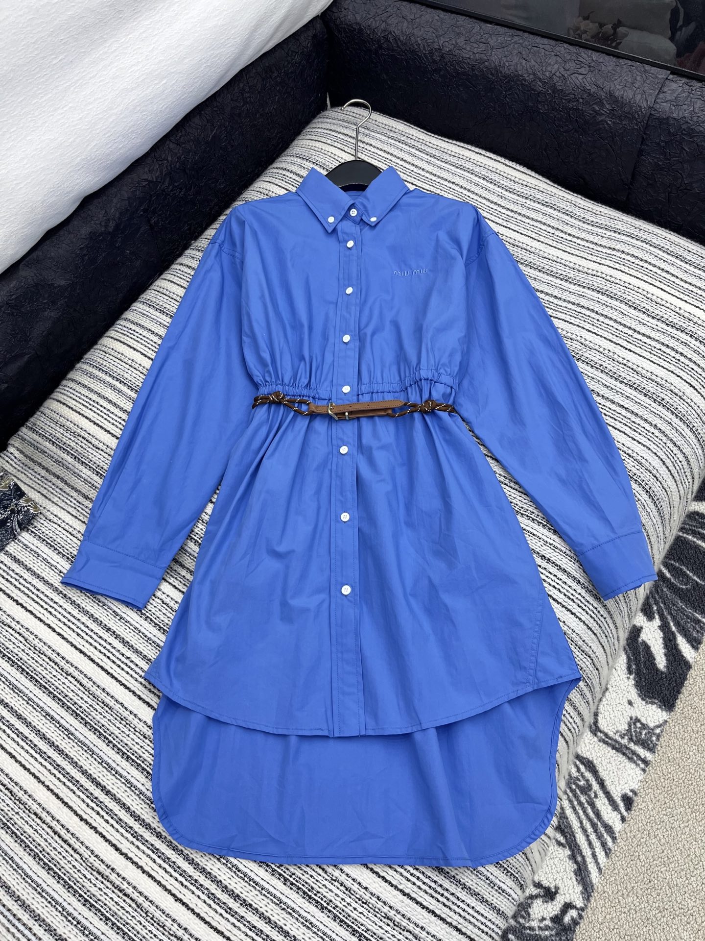 🛒𝐍𝐄𝐖 · 𝟐𝟎𝟐5/爆款现货

【原版定制】   Miu Mi*｜25新款气质收腰长款衬衫连衣裙【配